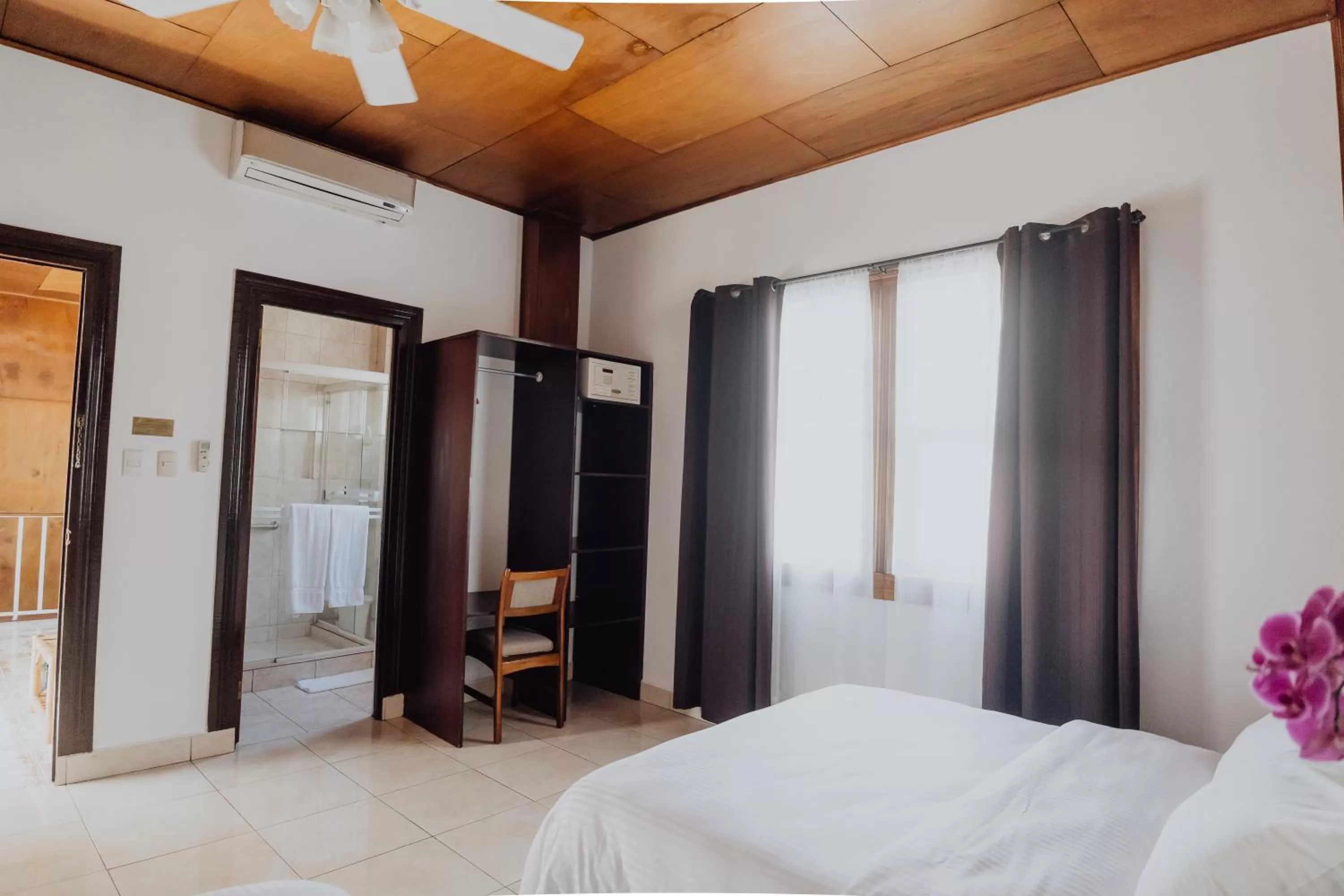 Photo of the whole room, Bed in Hotel Dunn Inn