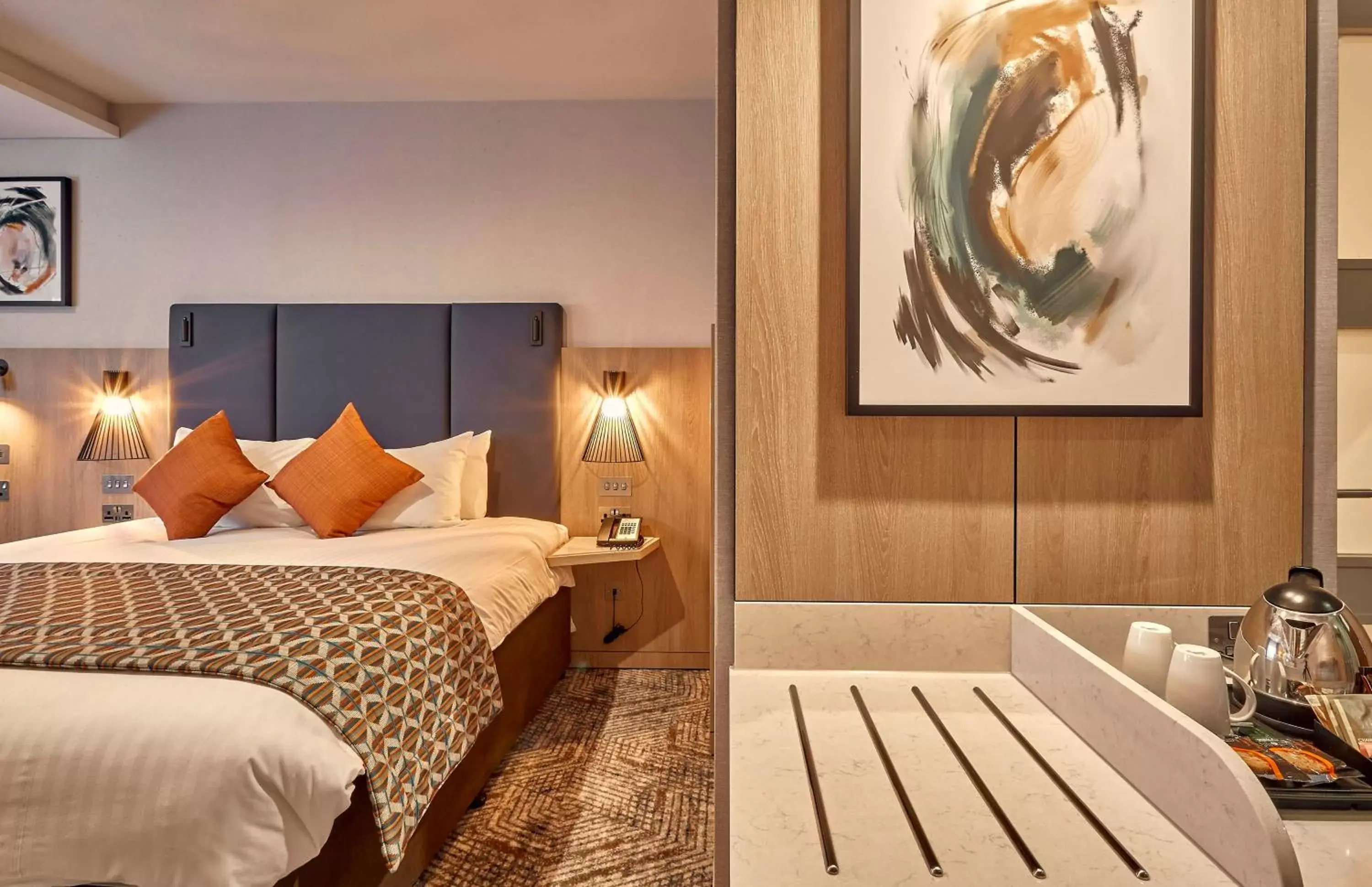 Photo of the whole room, Bed in Crowne Plaza Reading Photo of the whole room, Bed in Crowne Plaza Reading