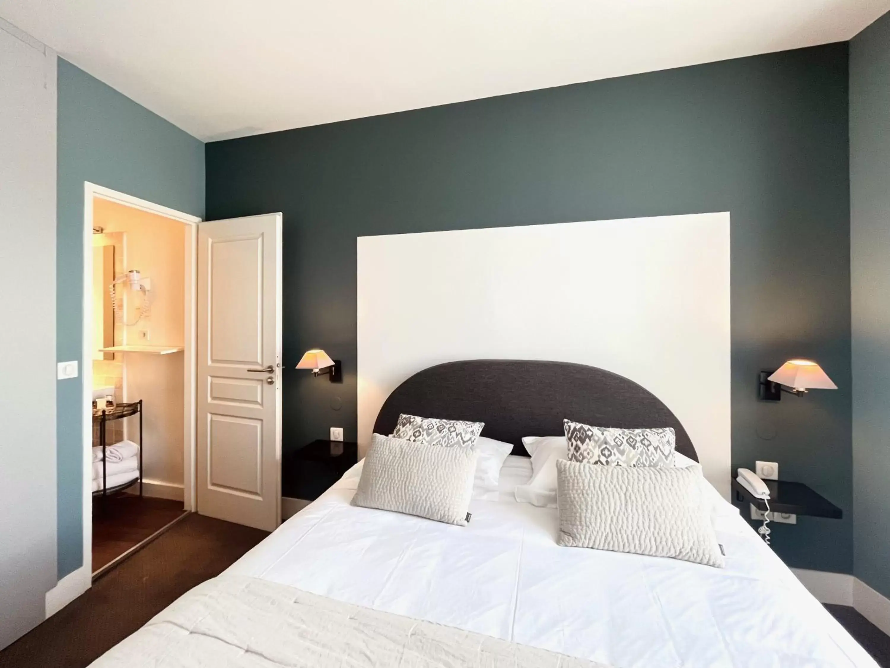 Bedroom, Bed in Hôtel des Basses Pyrénées - Bayonne