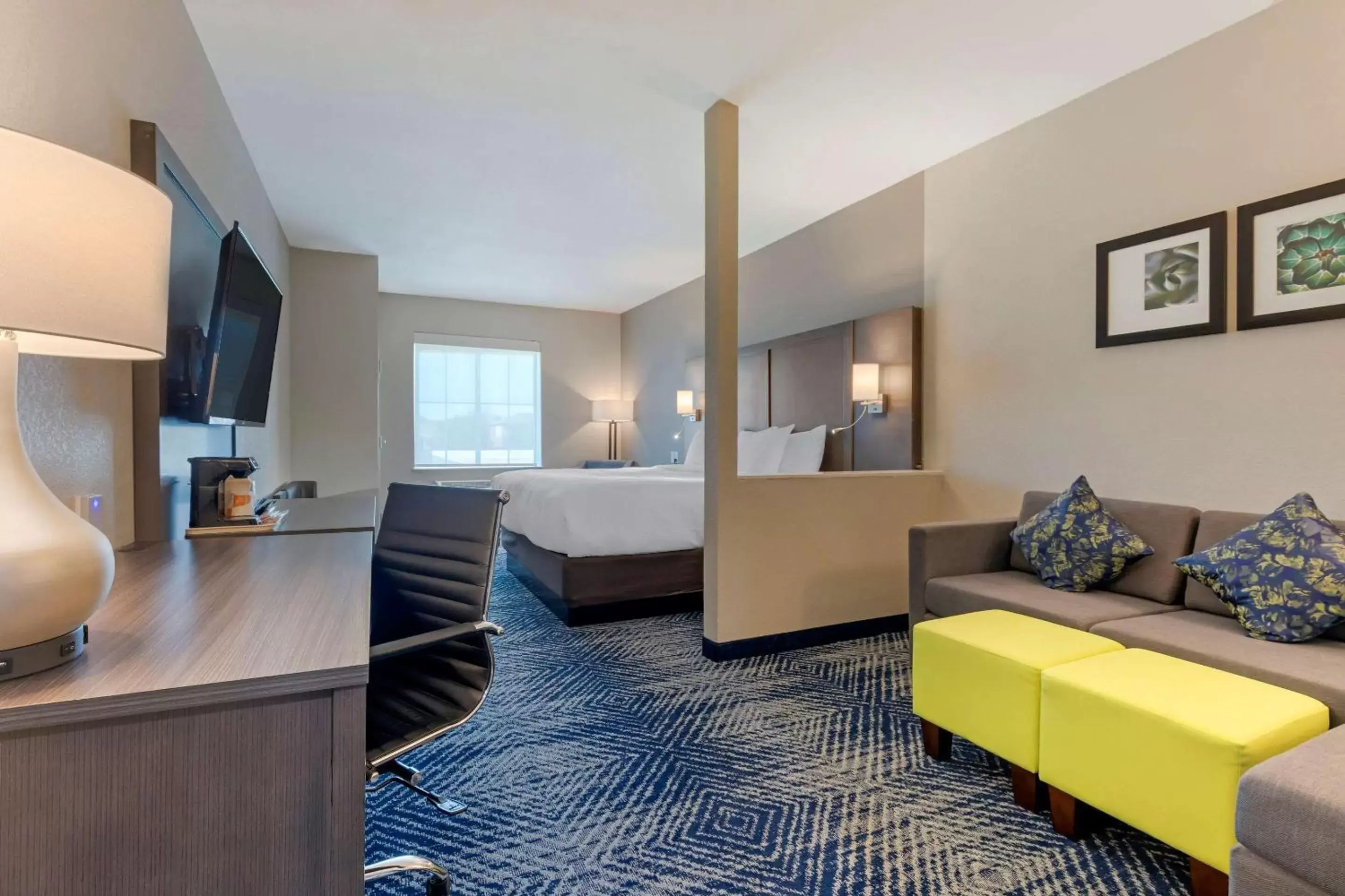 Photo of the whole room, Seating Area in Comfort Inn & Suites Balch Springs - SE Dallas