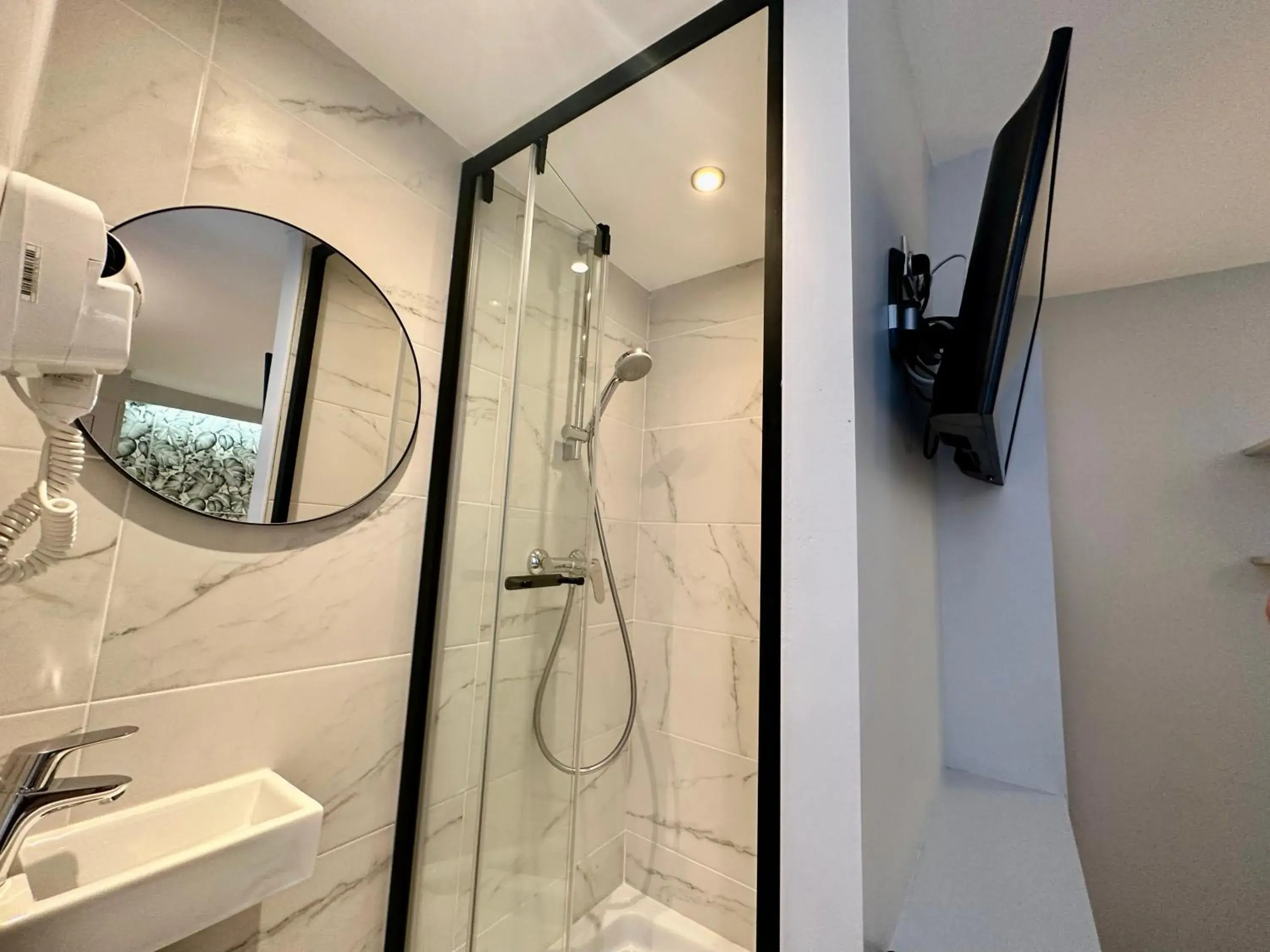 Shower, Bathroom in Nation Montmartre Hotel
