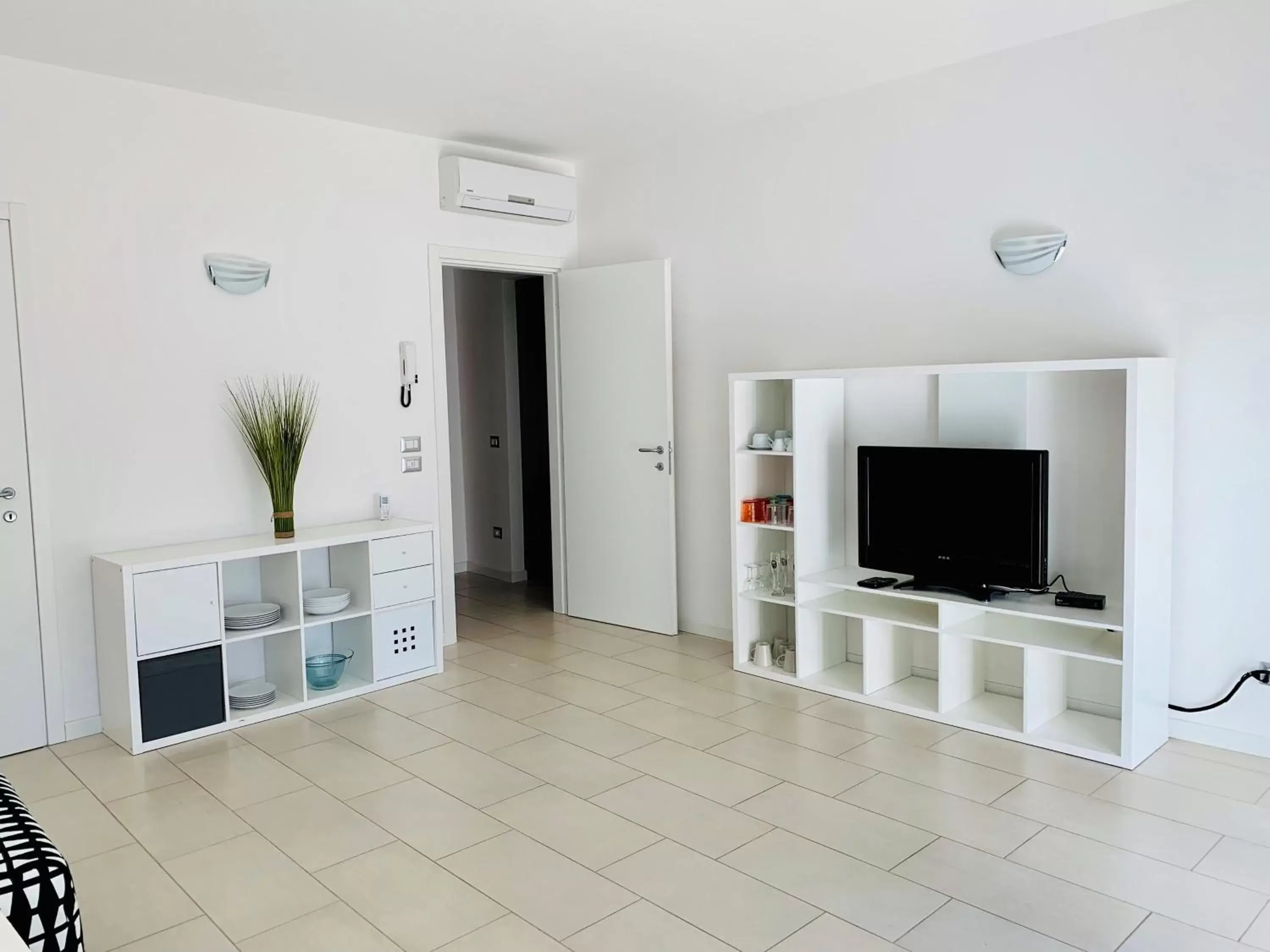 TV and multimedia, TV/Entertainment Center in Front Lake Apartment Bardolino