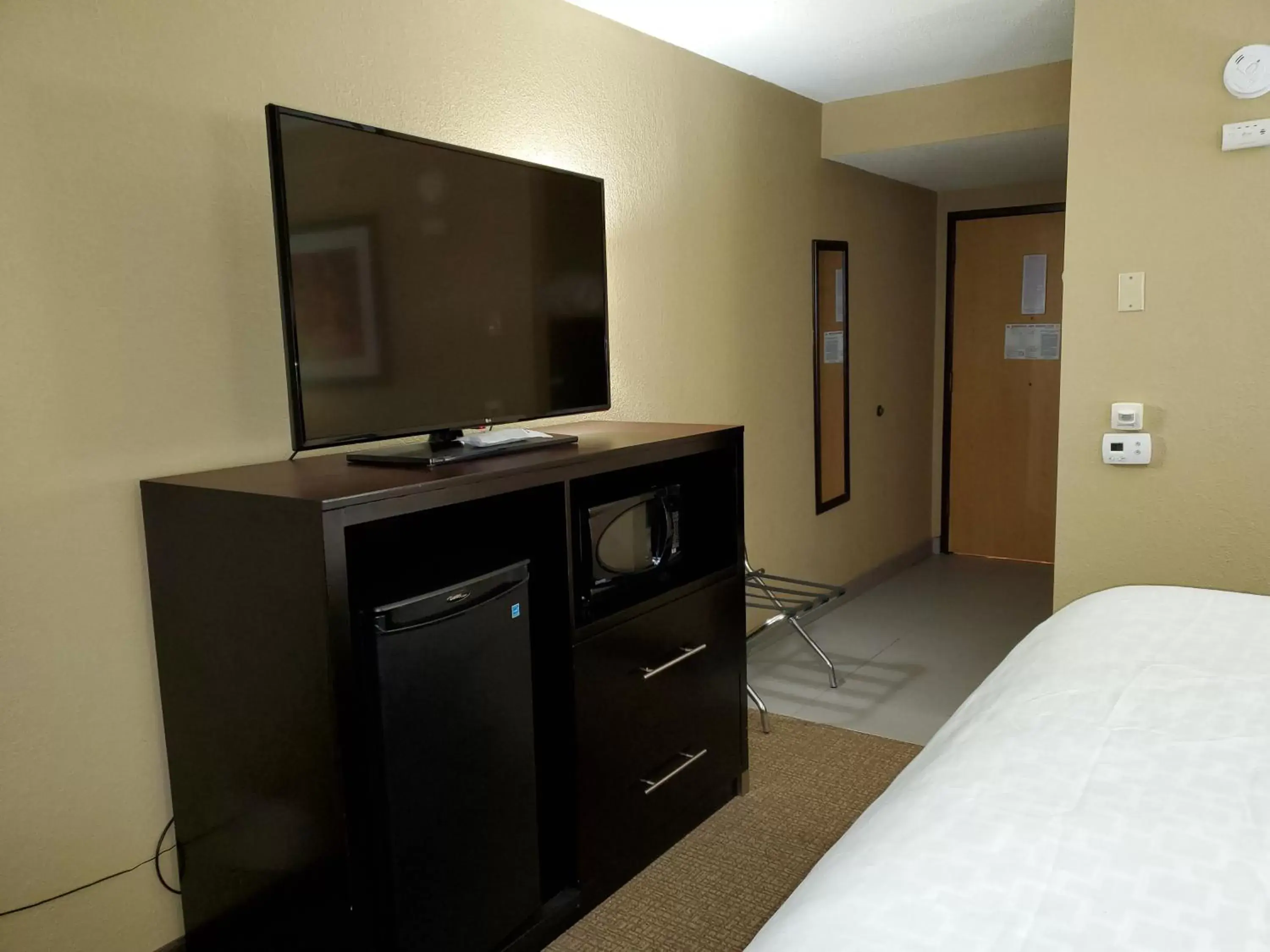 TV and multimedia, TV/Entertainment Center in Best Western Harrisburg North Hotel