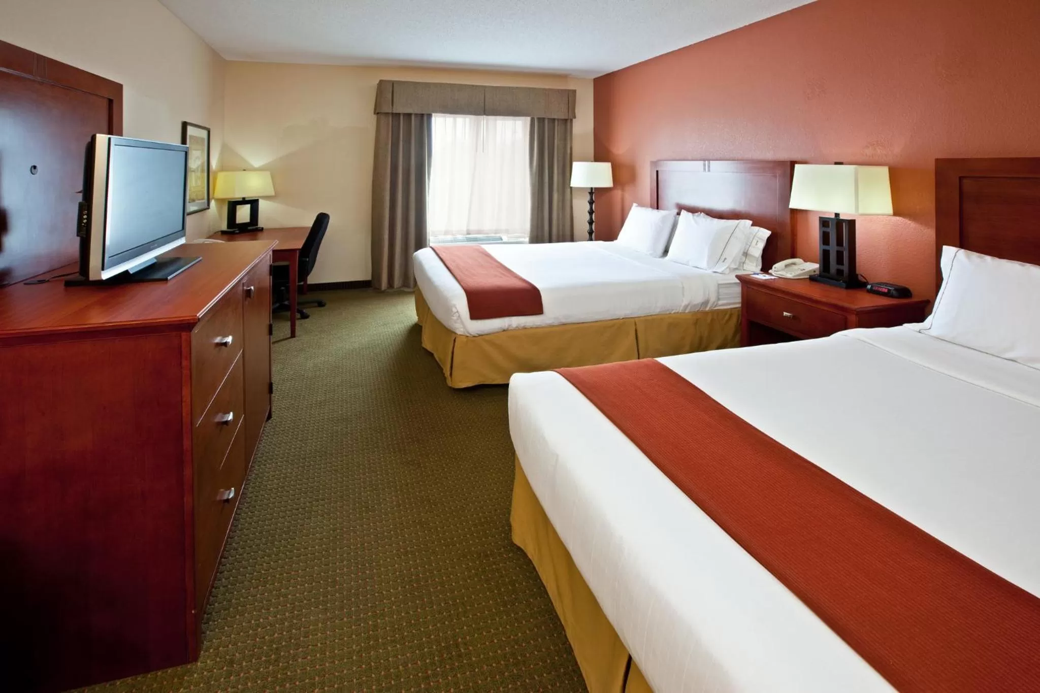 Photo of the whole room, Bed in Holiday Inn Express Hotel & Suites Bedford by IHG