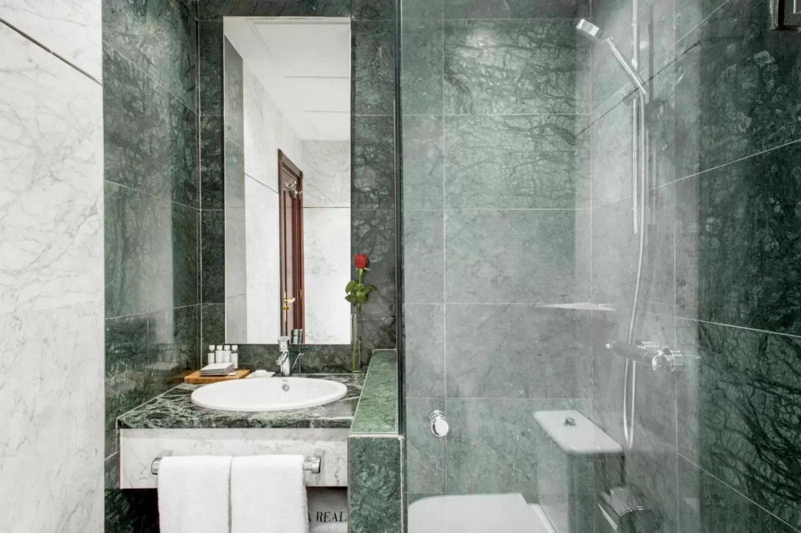 Bathroom in Hotel Villa Real, a member of Preferred Hotels & Resorts