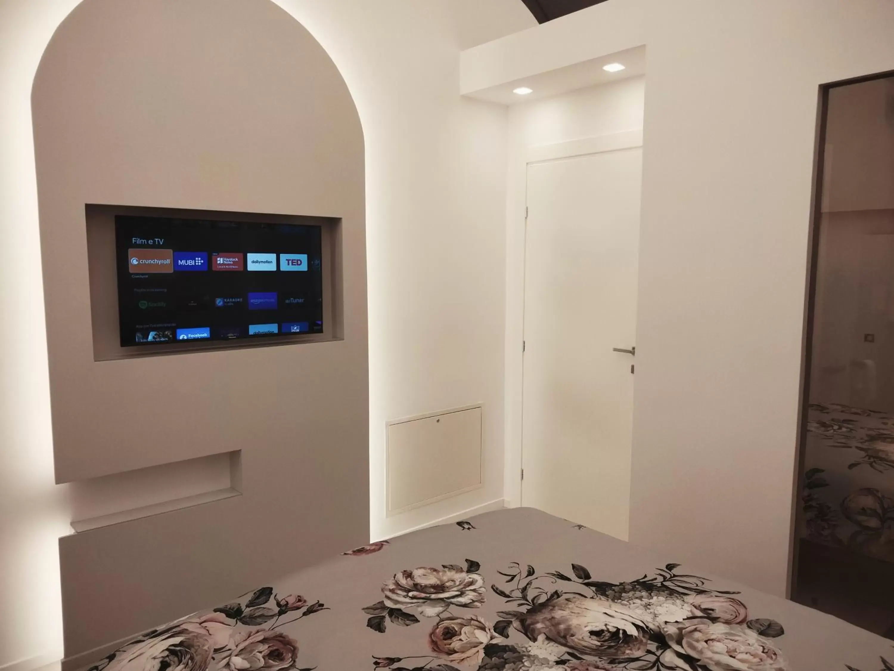 TV/Entertainment Center in SUITE Corso Roma