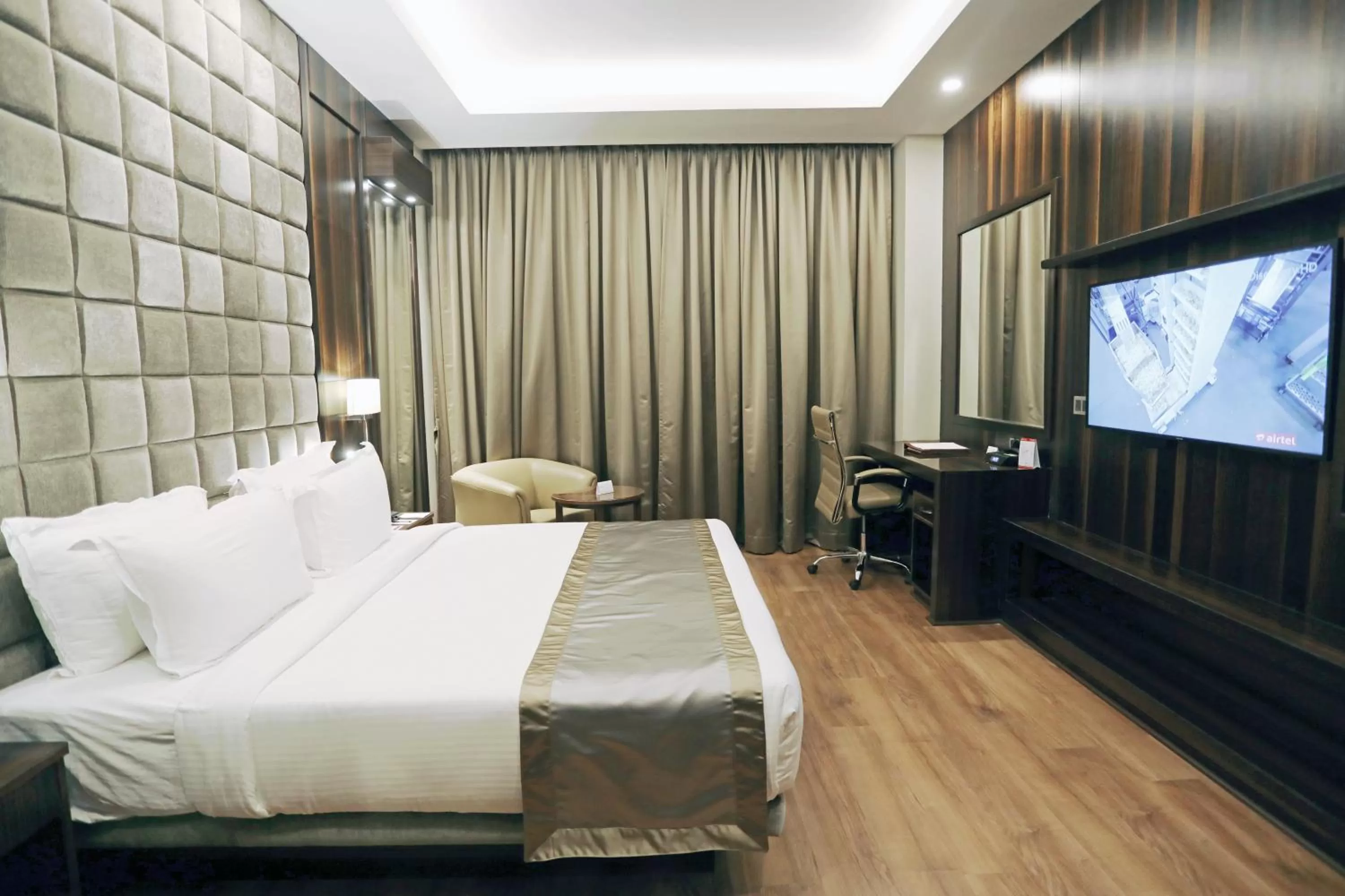 Photo of the whole room, Bed in Ramada Jamshedpur Bistupur