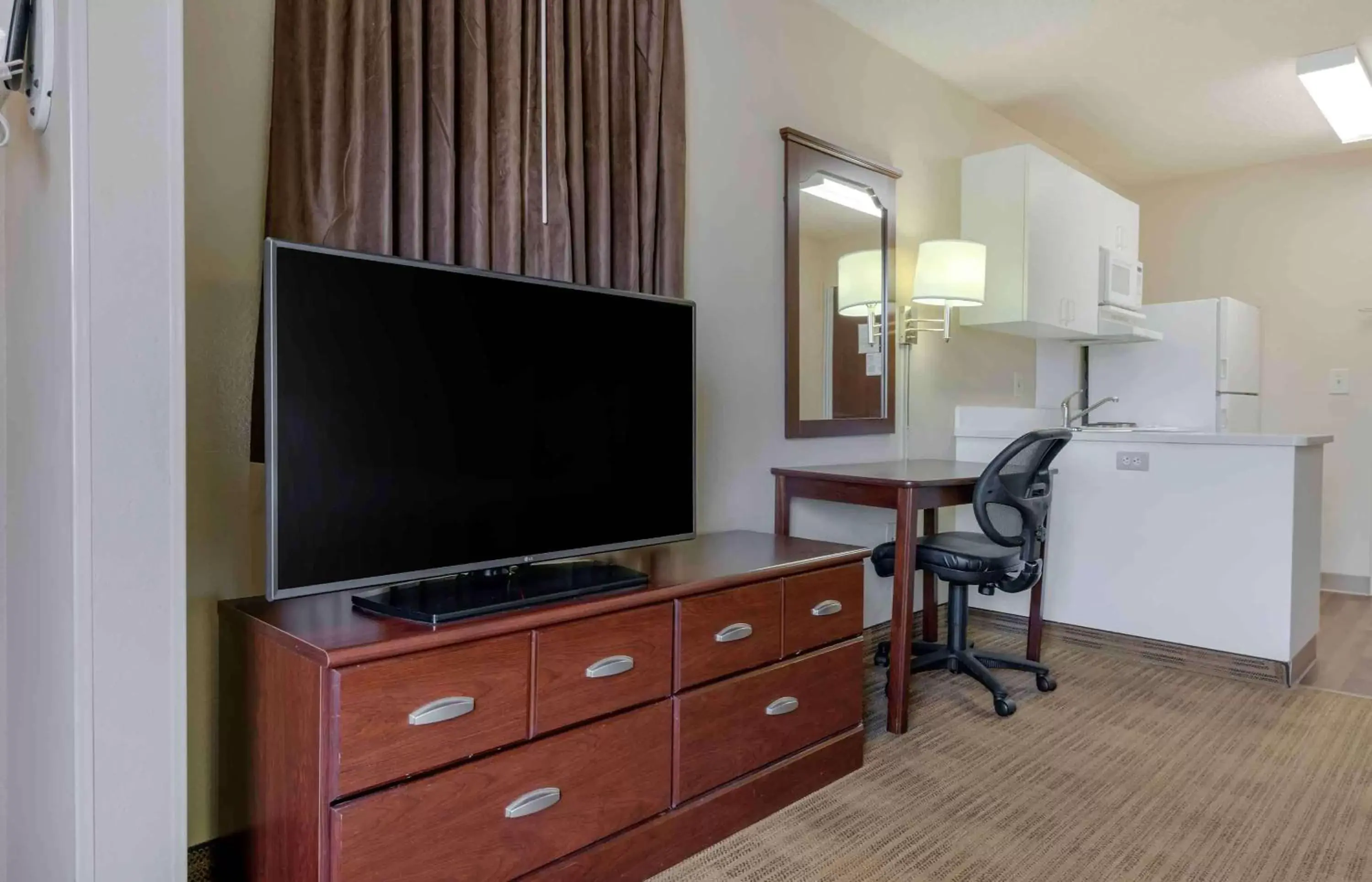 Bedroom, TV/Entertainment Center in Extended Stay America Suites - Orlando - Lake Mary - 1036 Greenwood Blvd