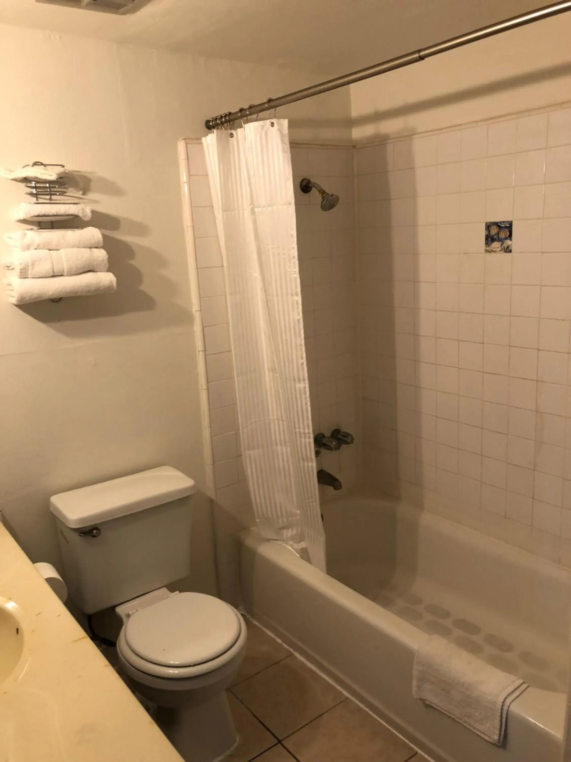 Bathroom in King Lodge Motel