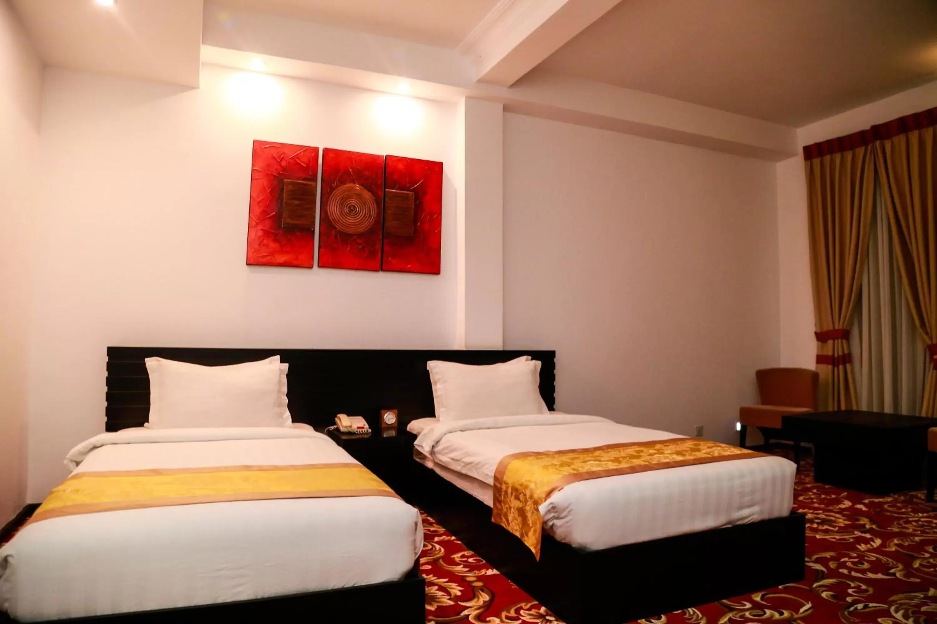 Bedroom, Bed in The Covanro Airport Hotel - Katunayake