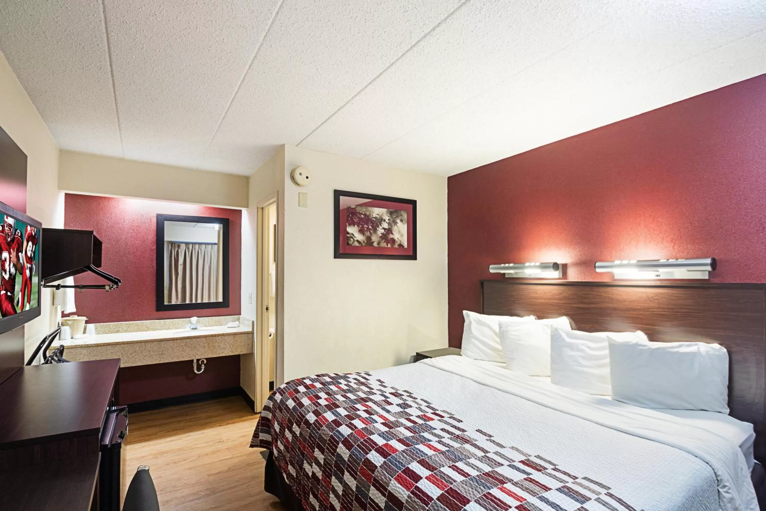 Photo of the whole room, Bed in Red Roof Inn Minneapolis Plymouth