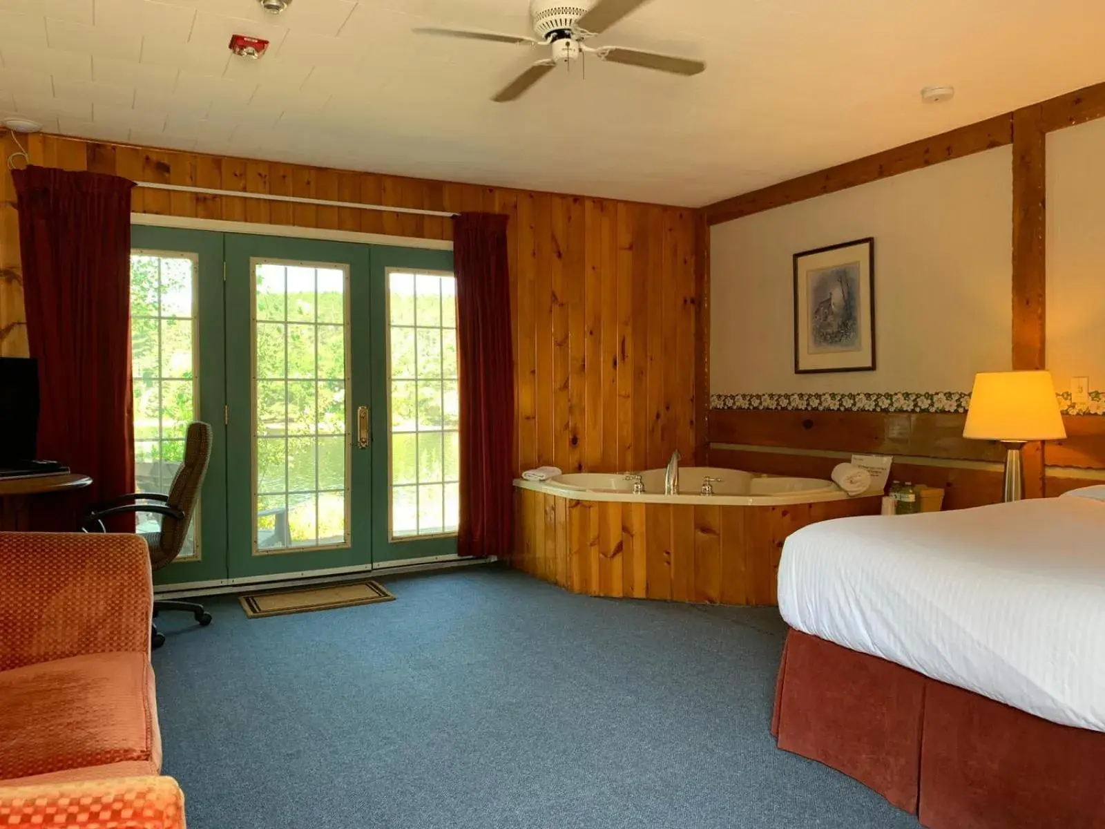 Photo of the whole room in Algonquin Lakeside Inn