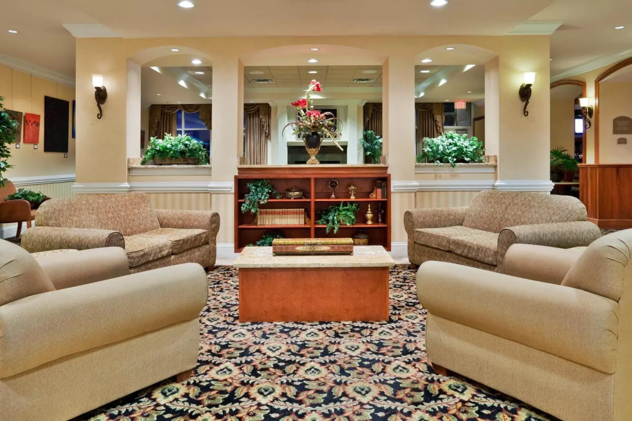 Lobby or reception, Lounge/Bar in Holiday Inn Valdosta Conference Center, an IHG Hotel