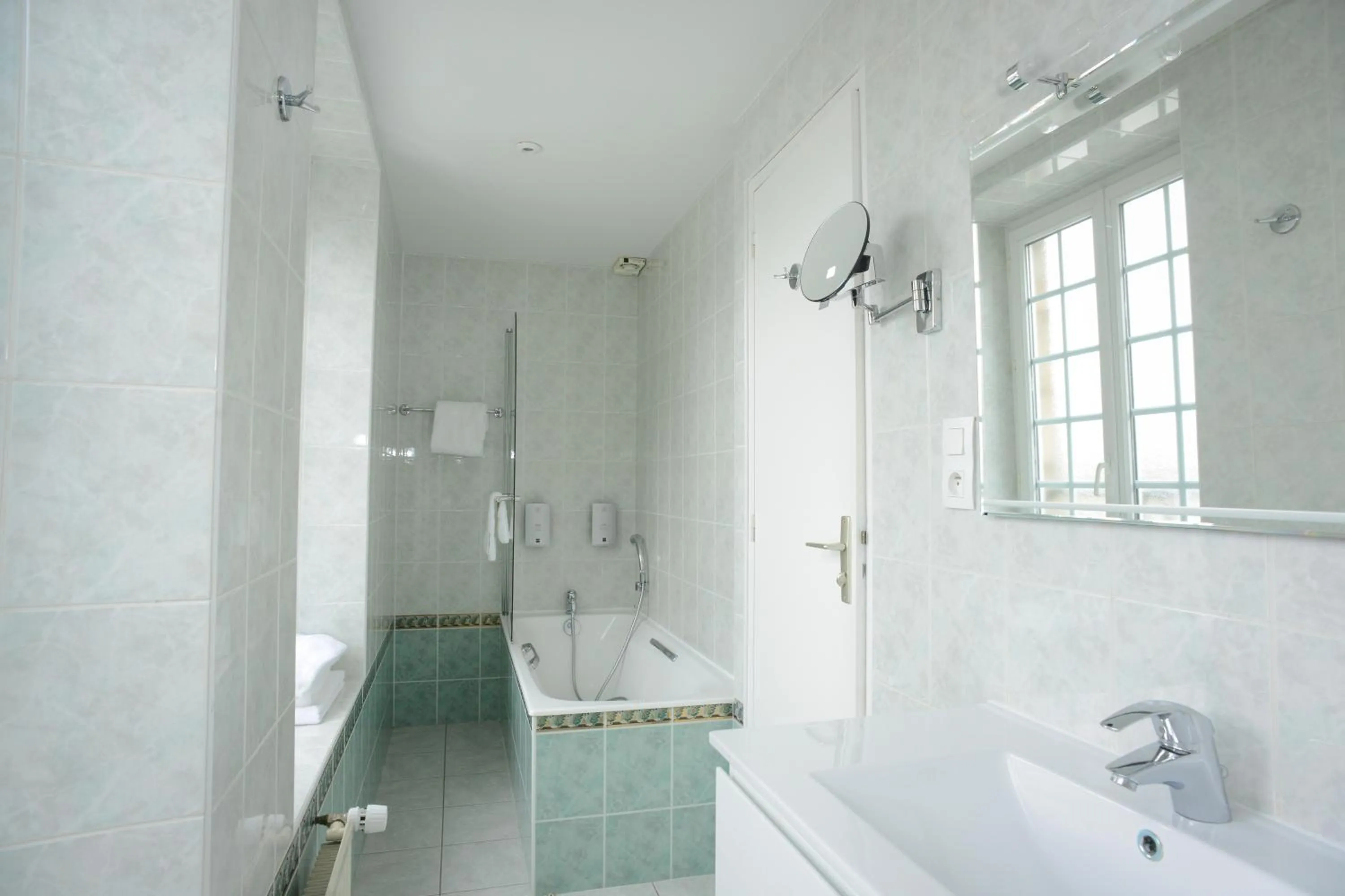 Bathroom in Hôtel de La Croix d'Or