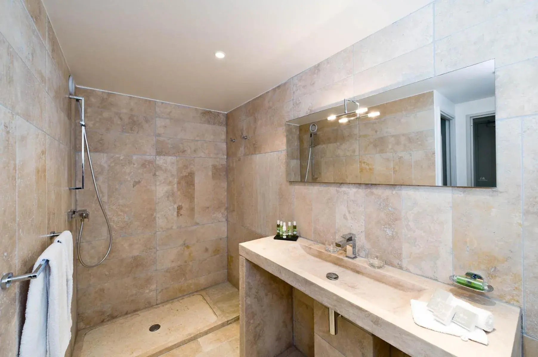 Bathroom in Le Moulin de Vernègues Hôtel & Spa