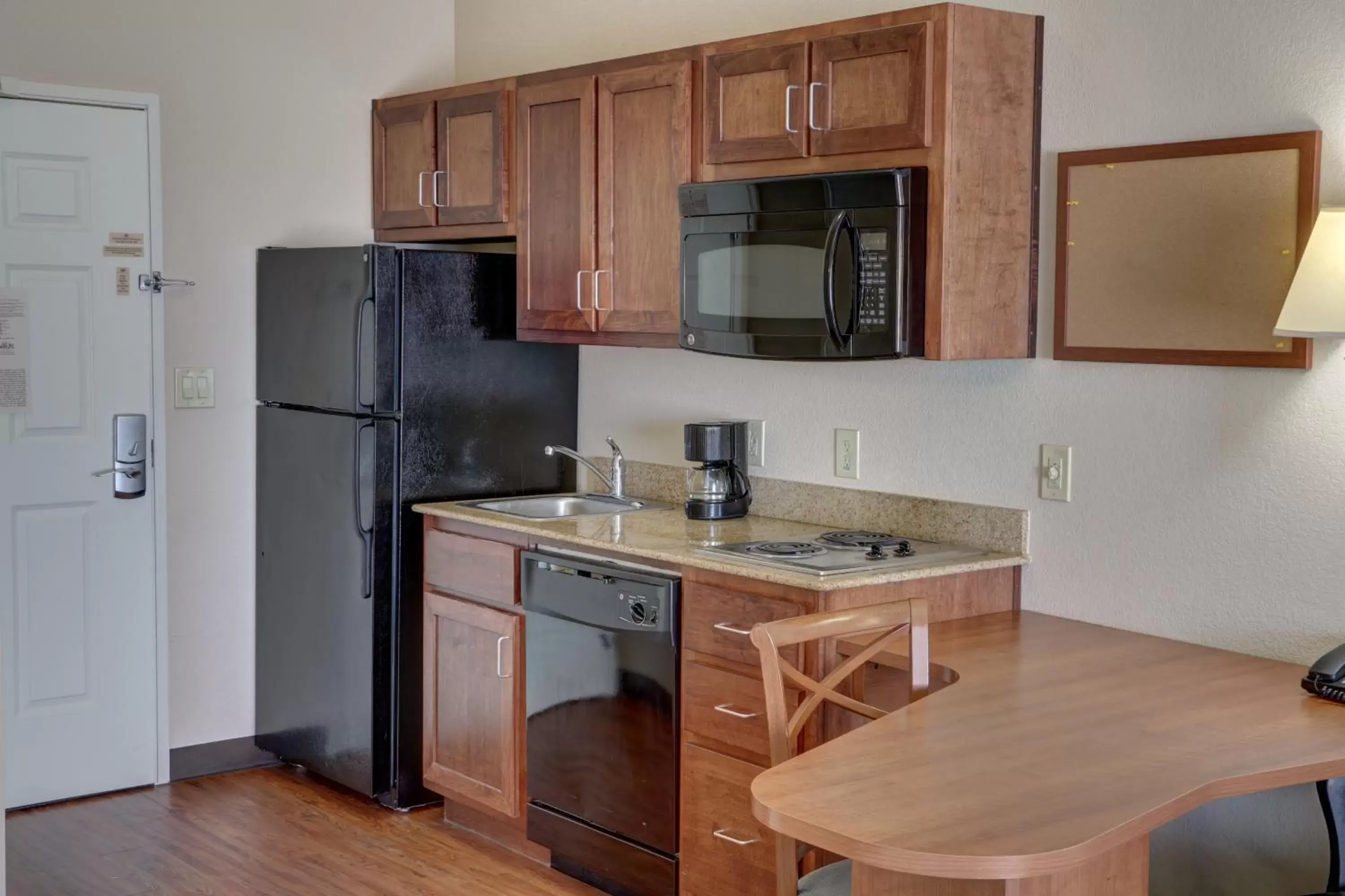 Photo of the whole room, Kitchen/Kitchenette in Candlewood Suites Texarkana, an IHG Hotel