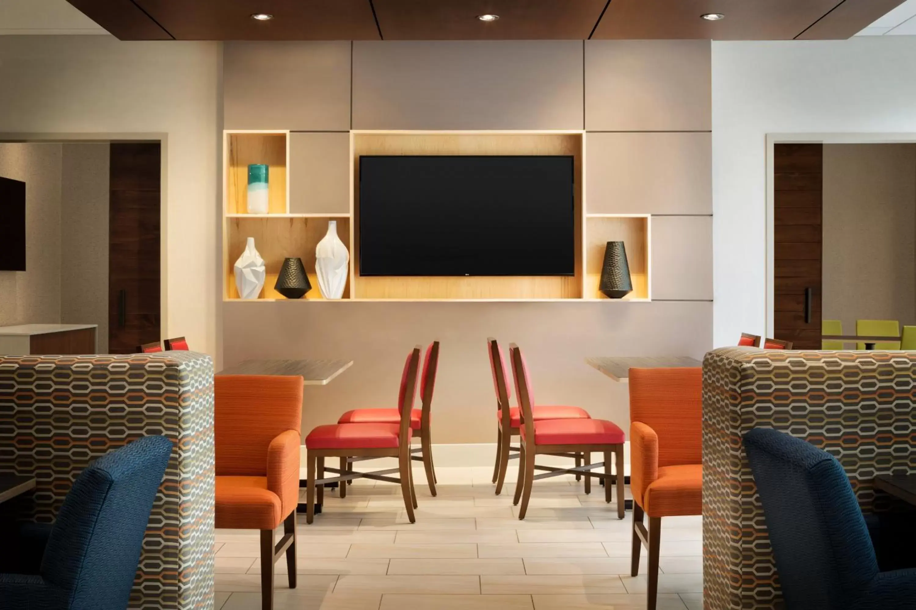 Breakfast, TV/Entertainment Center in Holiday Inn Express & Suites Clear Spring, an IHG Hotel
