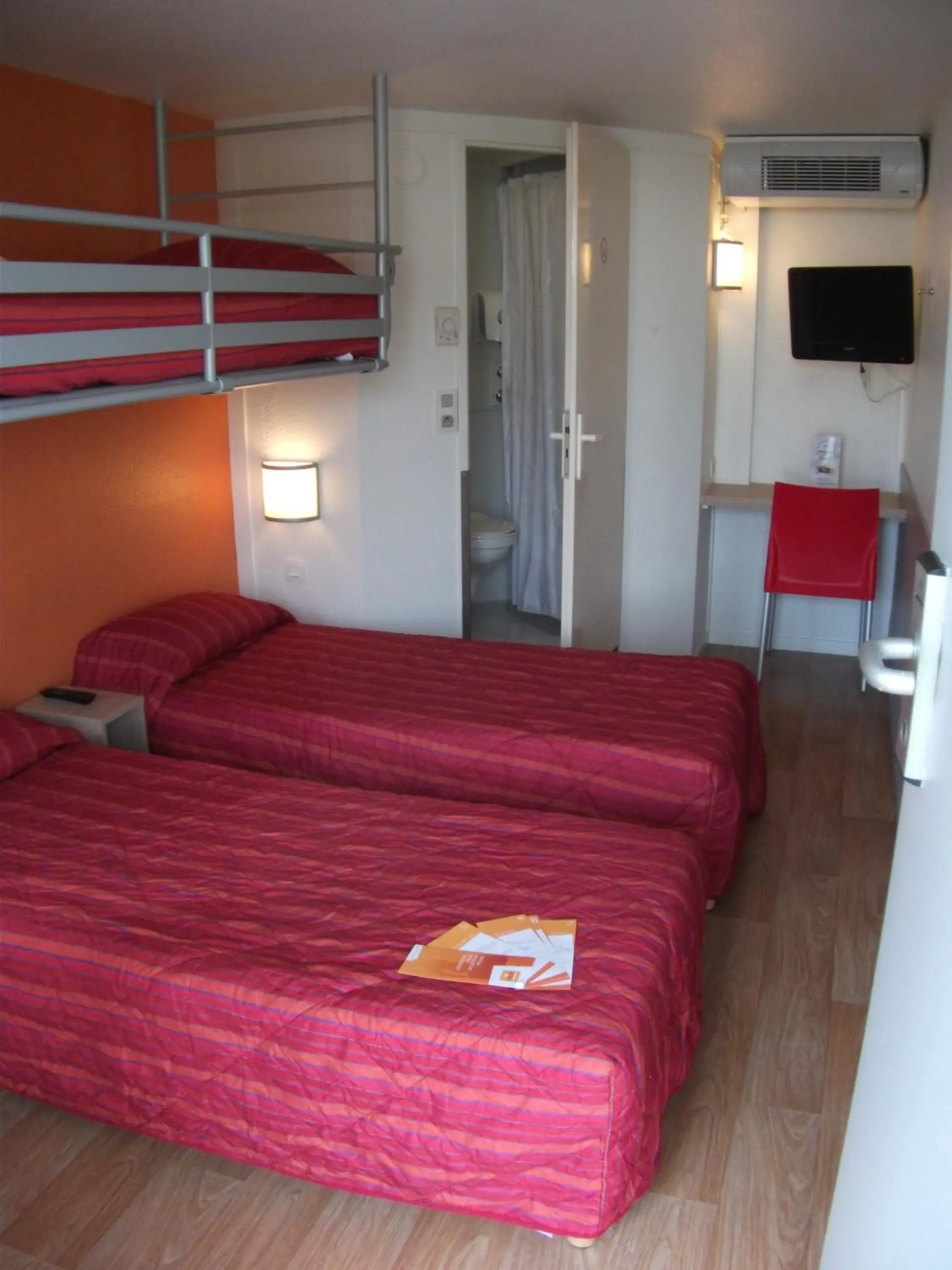 Photo of the whole room, Bed in Premiere Classe Biarritz