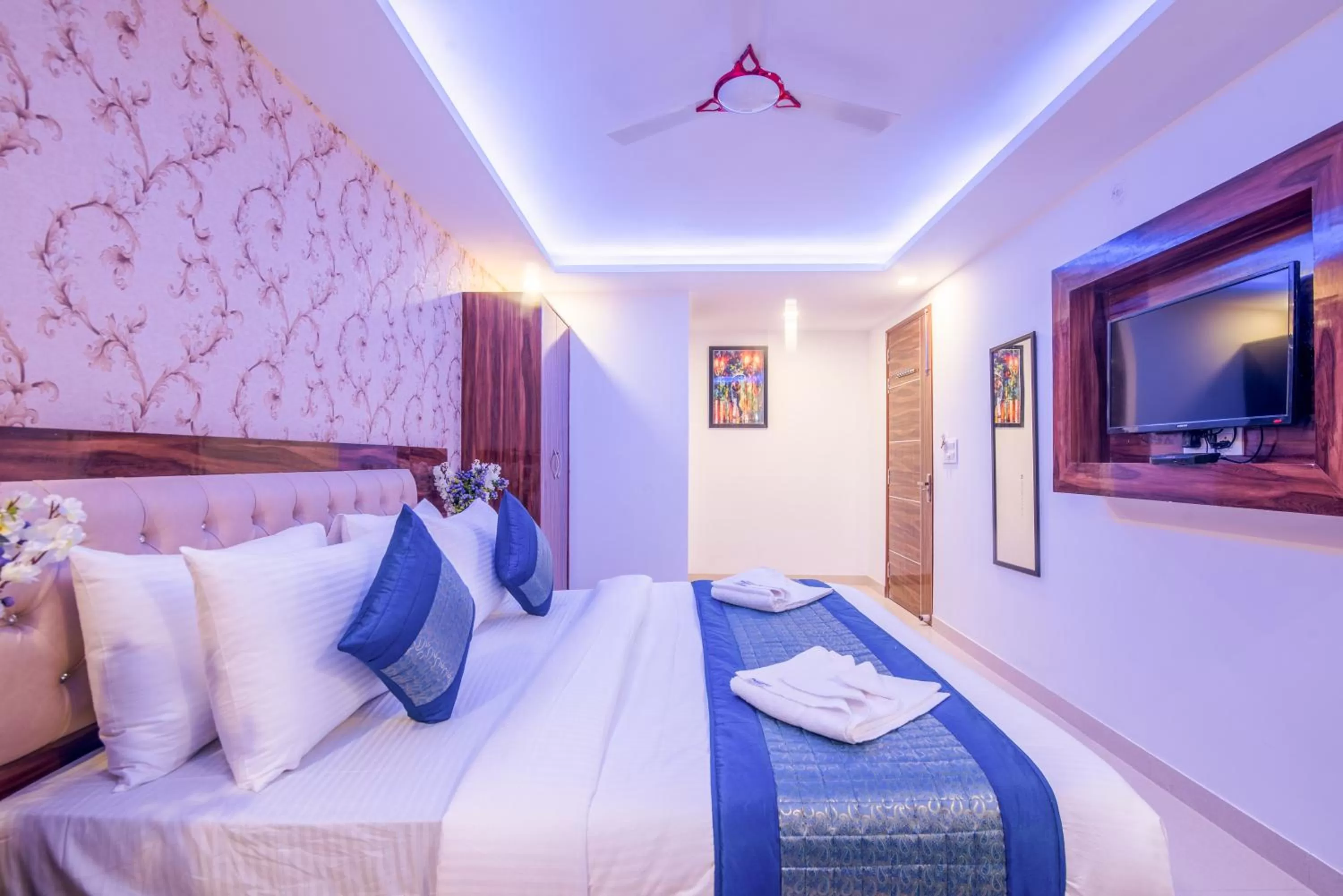 Communal lounge/ TV room, Bed in Hotel Festival Mahipalpur At Delhi Airport