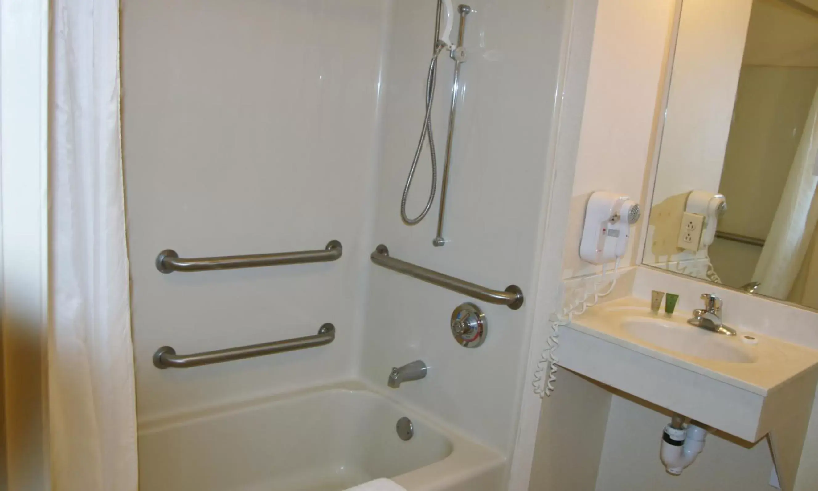 Shower, Bathroom in Baymont by Wyndham Mount Vernon Renfro Valley