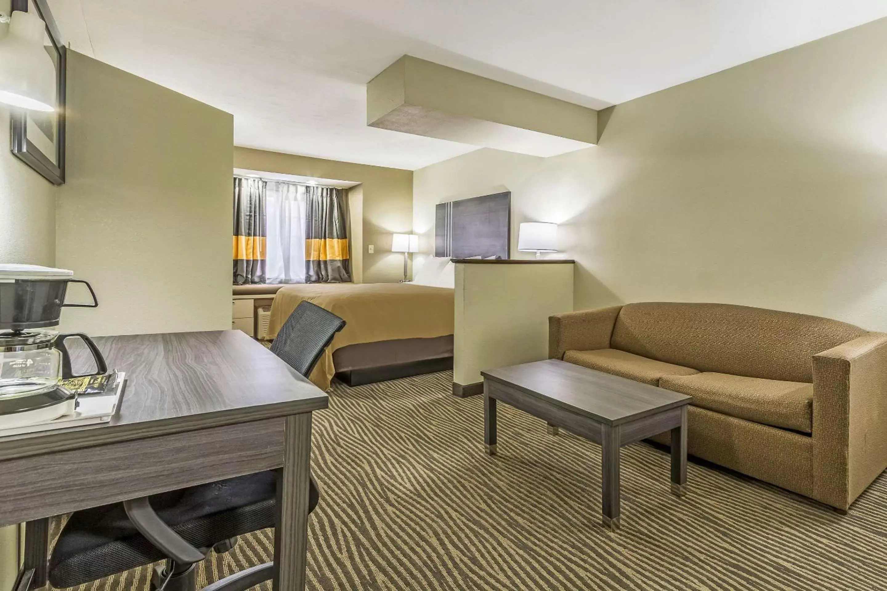 Photo of the whole room, Seating Area in Quality Inn & Suites North Lima - Boardman