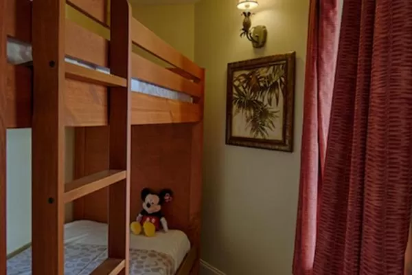 Bed in Penthouse Close to Disney area and Malls water view