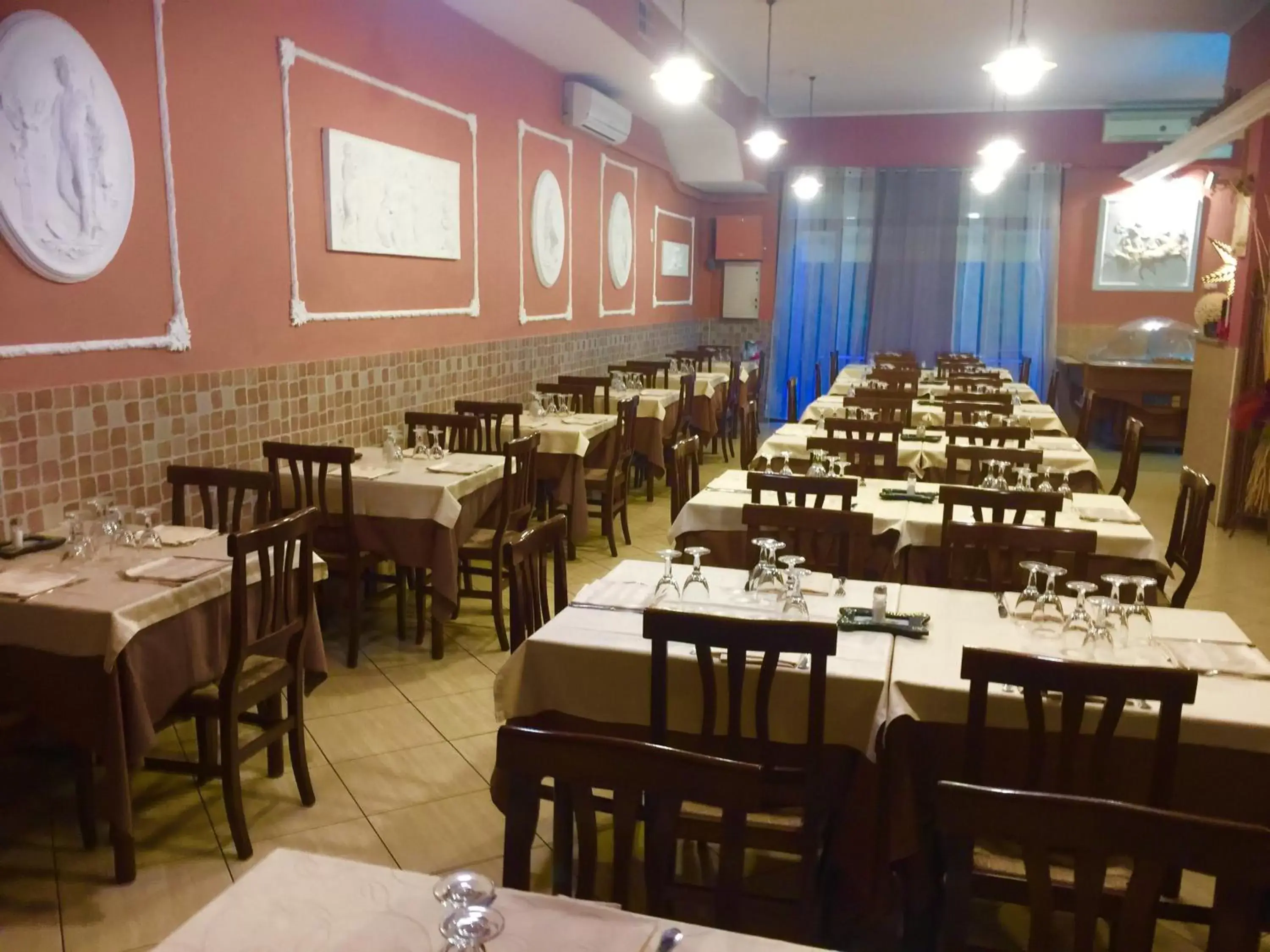 Lunch, Restaurant/Places to Eat in Hotel De La Ville Relais