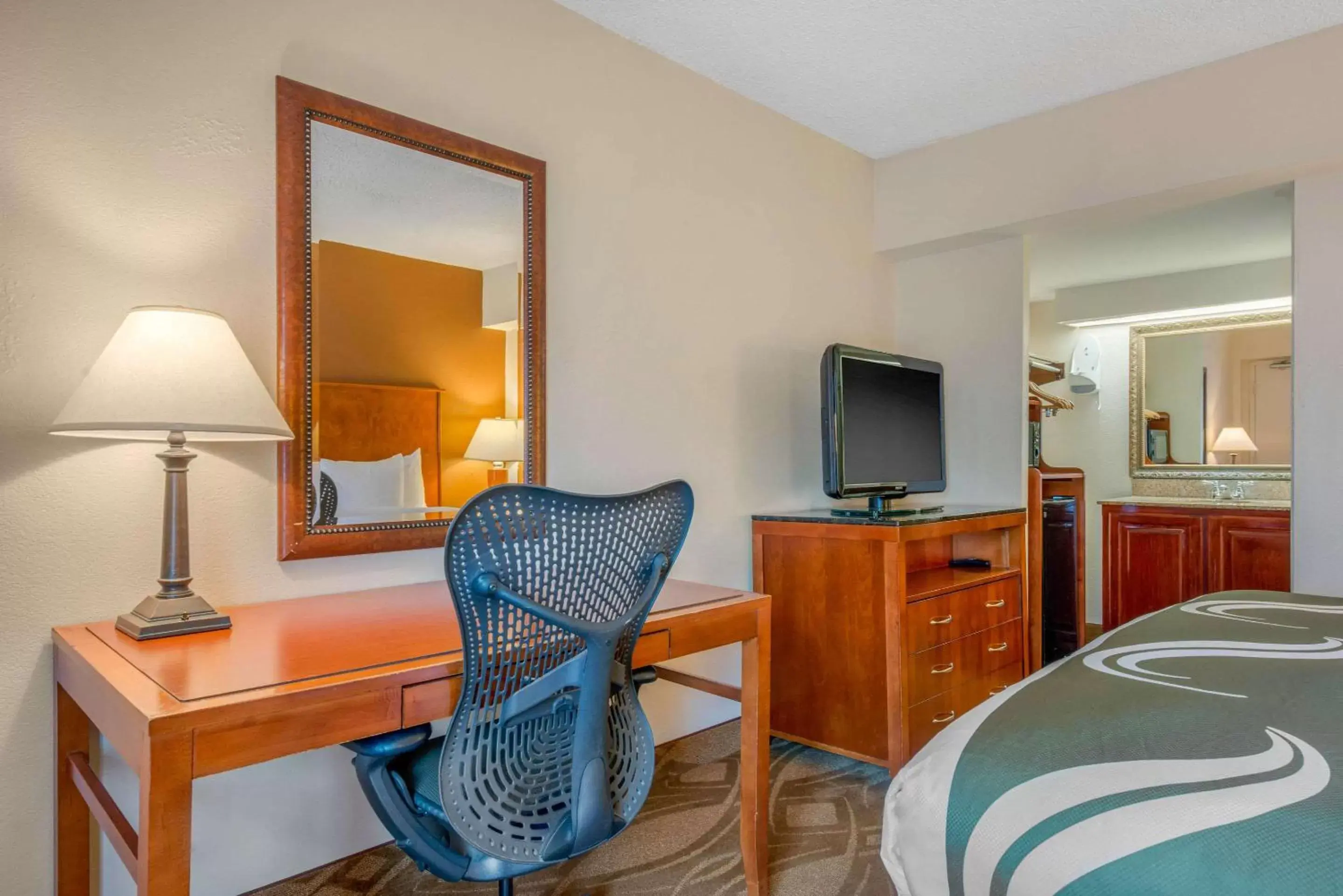 Photo of the whole room, TV/Entertainment Center in Quality Inn Savannah Historic District