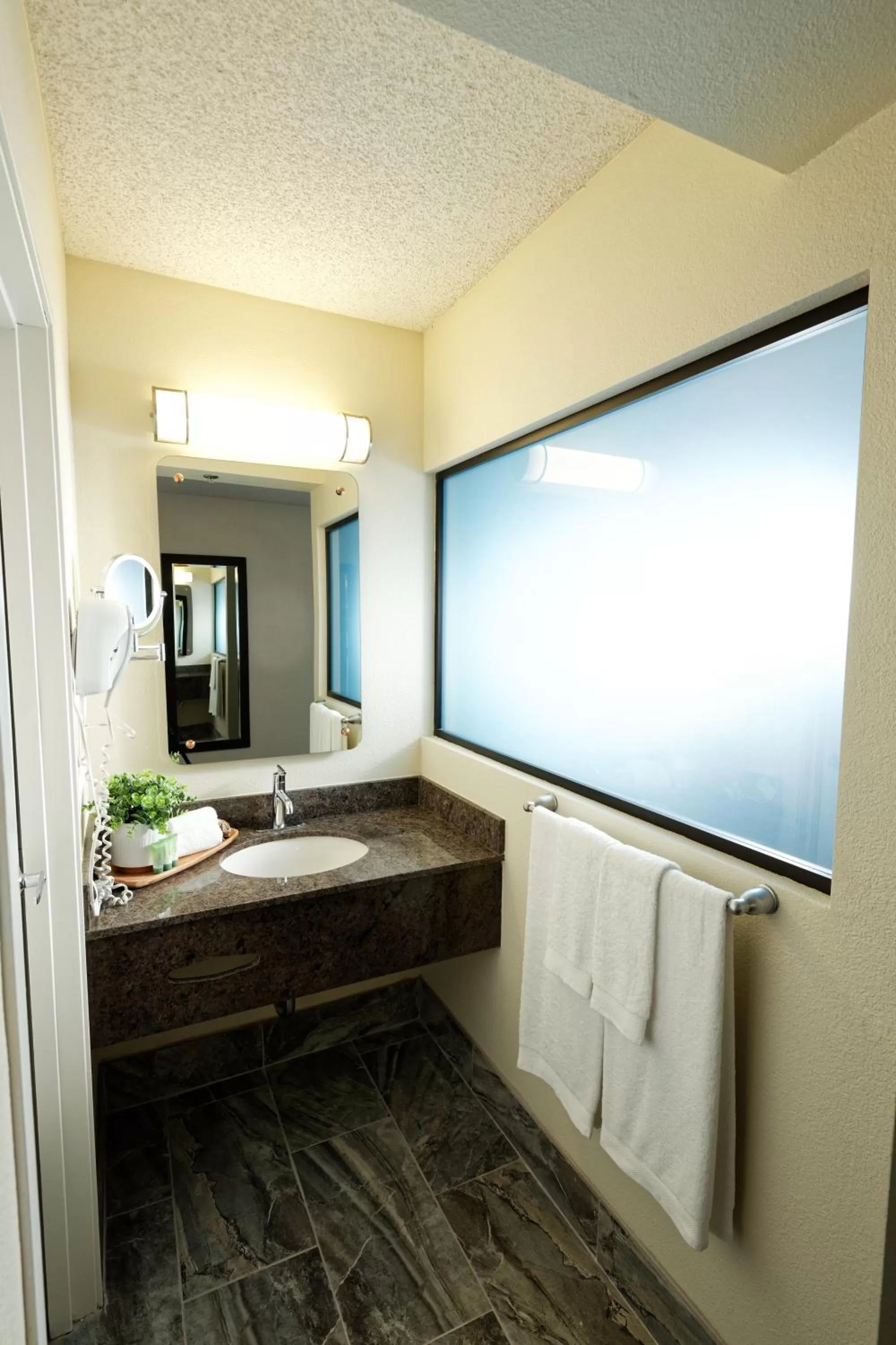 Bathroom, Bed in Silver Sevens Hotel & Casino