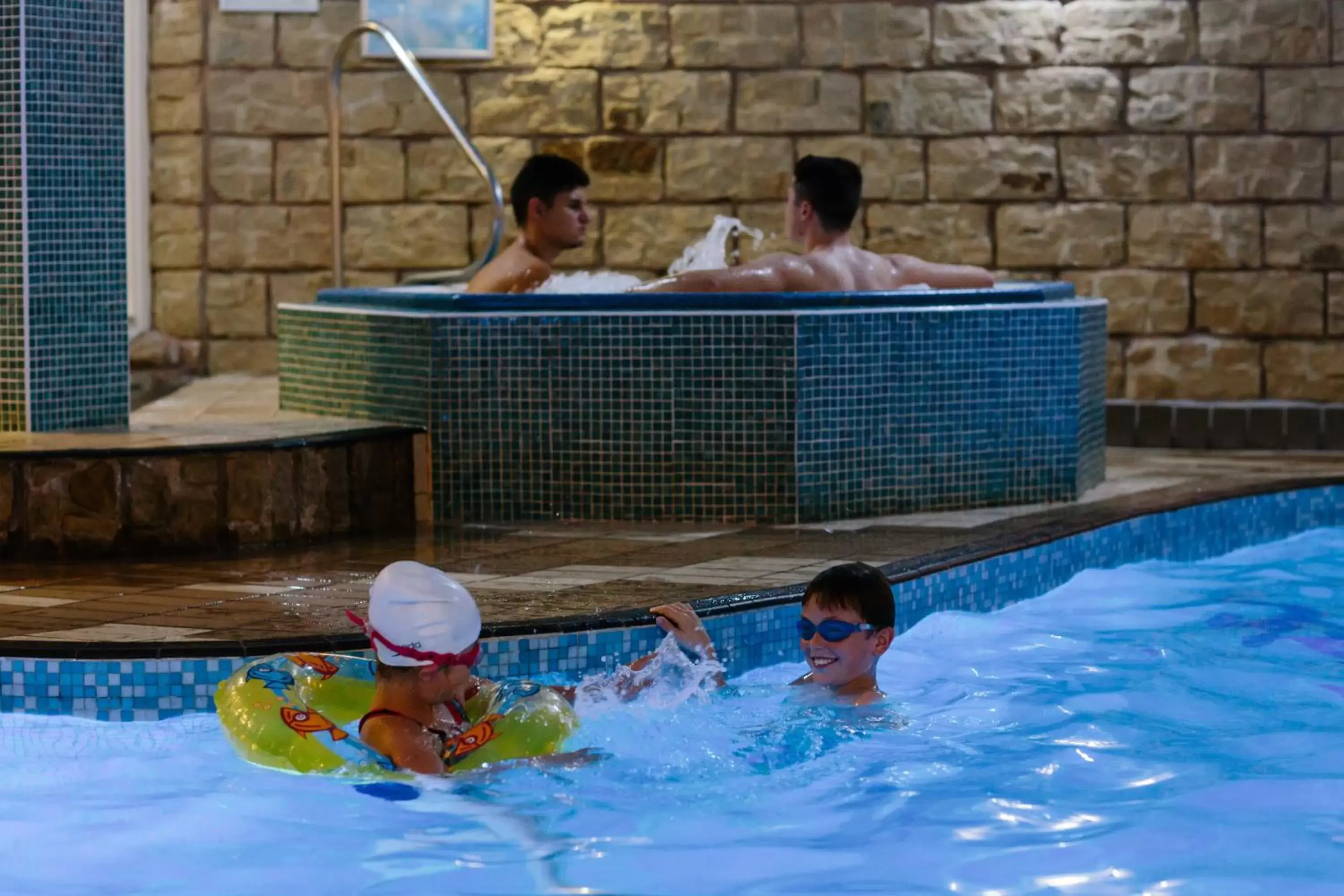 Swimming pool, Guests in Cliffs Hotel