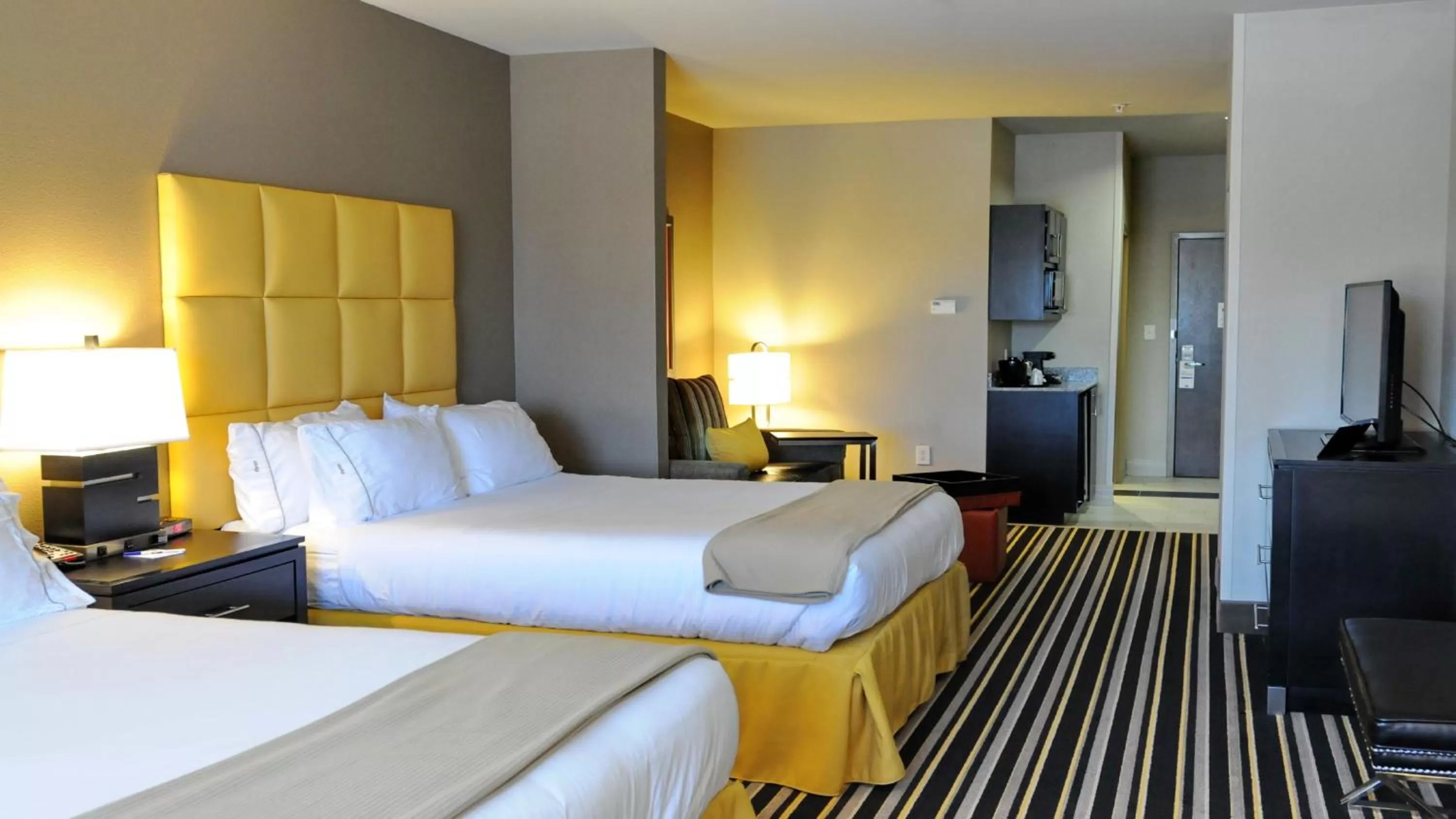 Photo of the whole room, Bed in Holiday Inn Express Covington-Madisonville by IHG