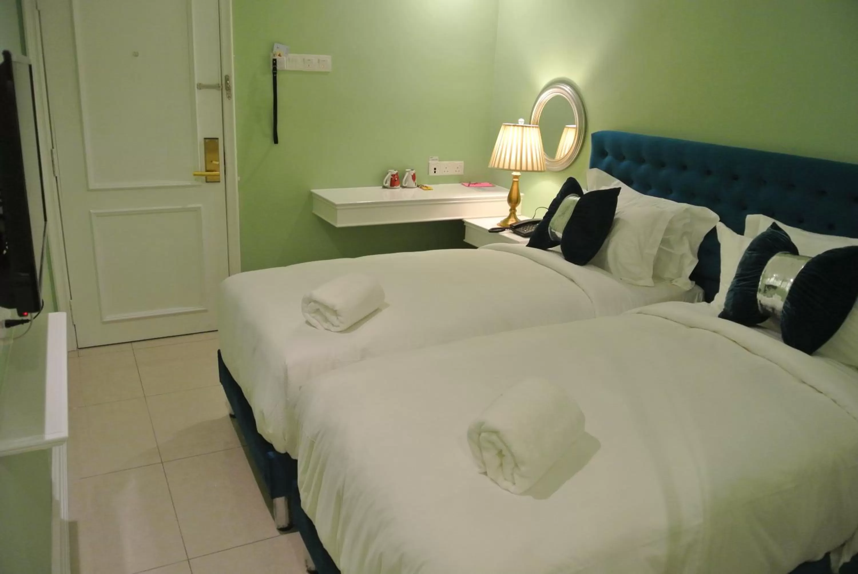 Bed in 1 Day Car Hotel Station 18