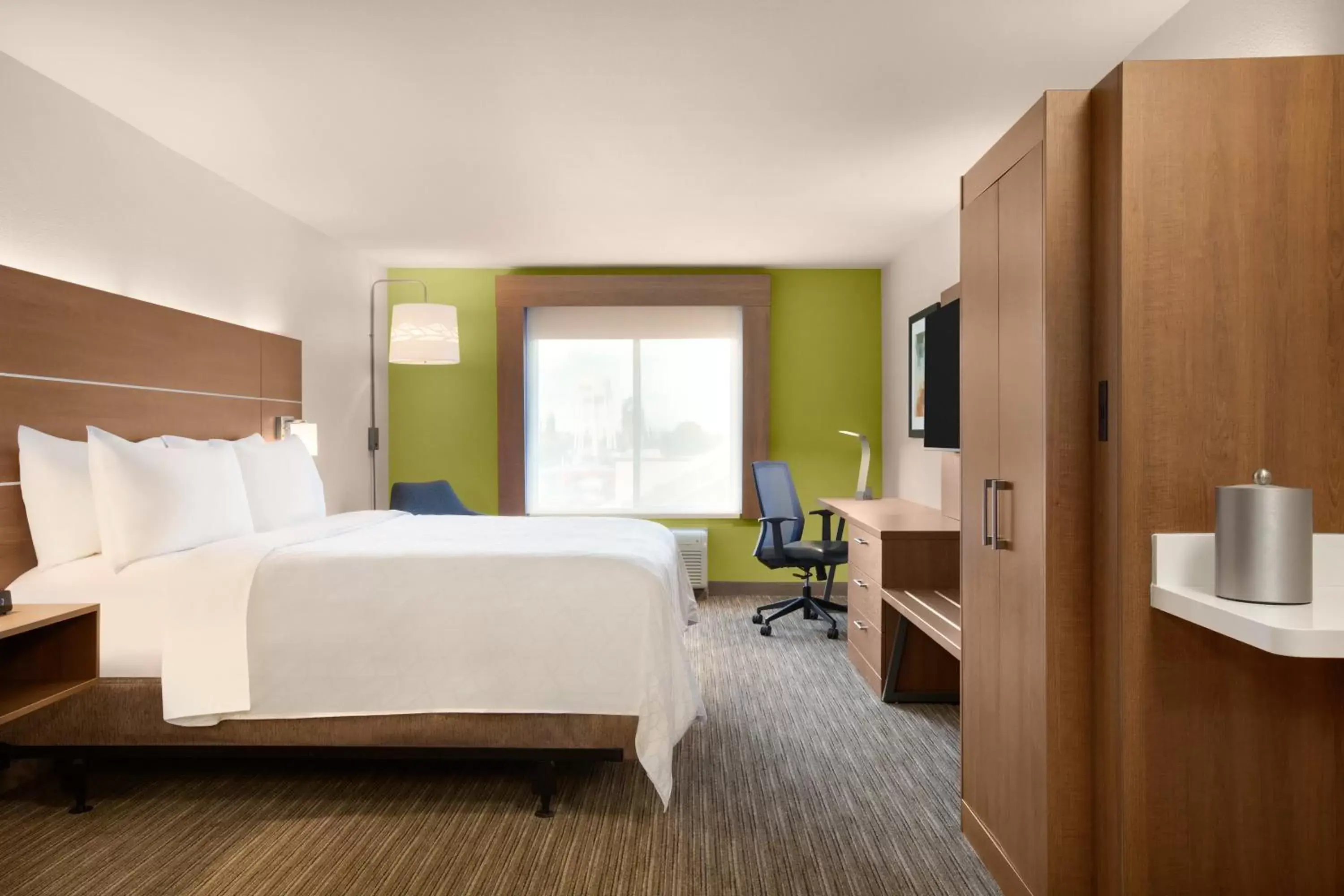 Photo of the whole room, Bed in Holiday Inn Express Hotel & Suites Merced, an IHG Hotel