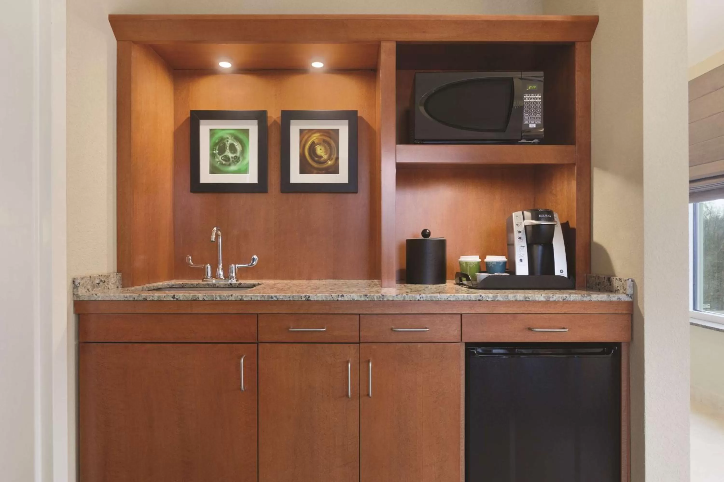 Kitchen or kitchenette in Hilton Garden Inn Falls Church