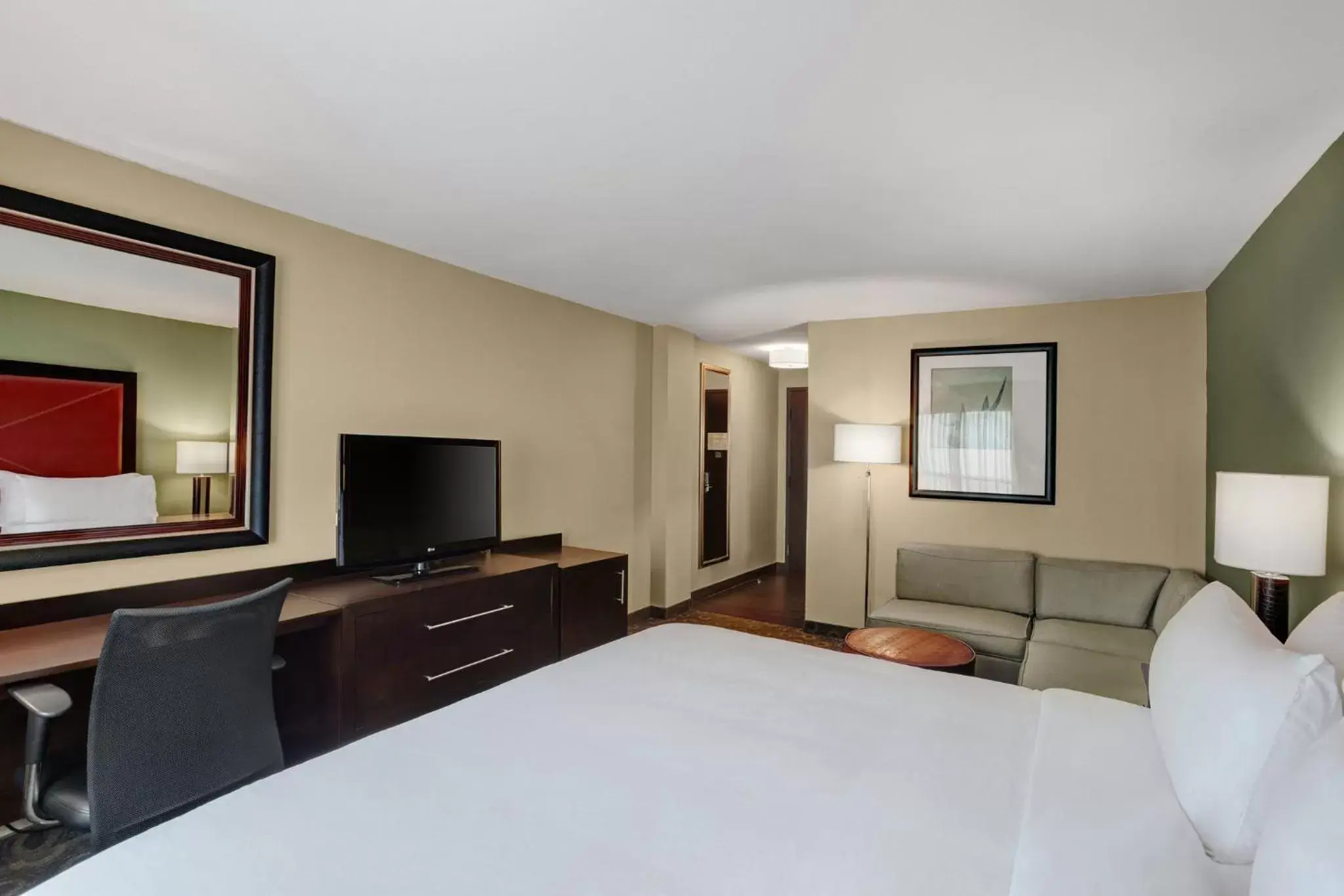 Photo of the whole room, TV/Entertainment Center in Crowne Plaza Houston Galleria Area, an IHG Hotel