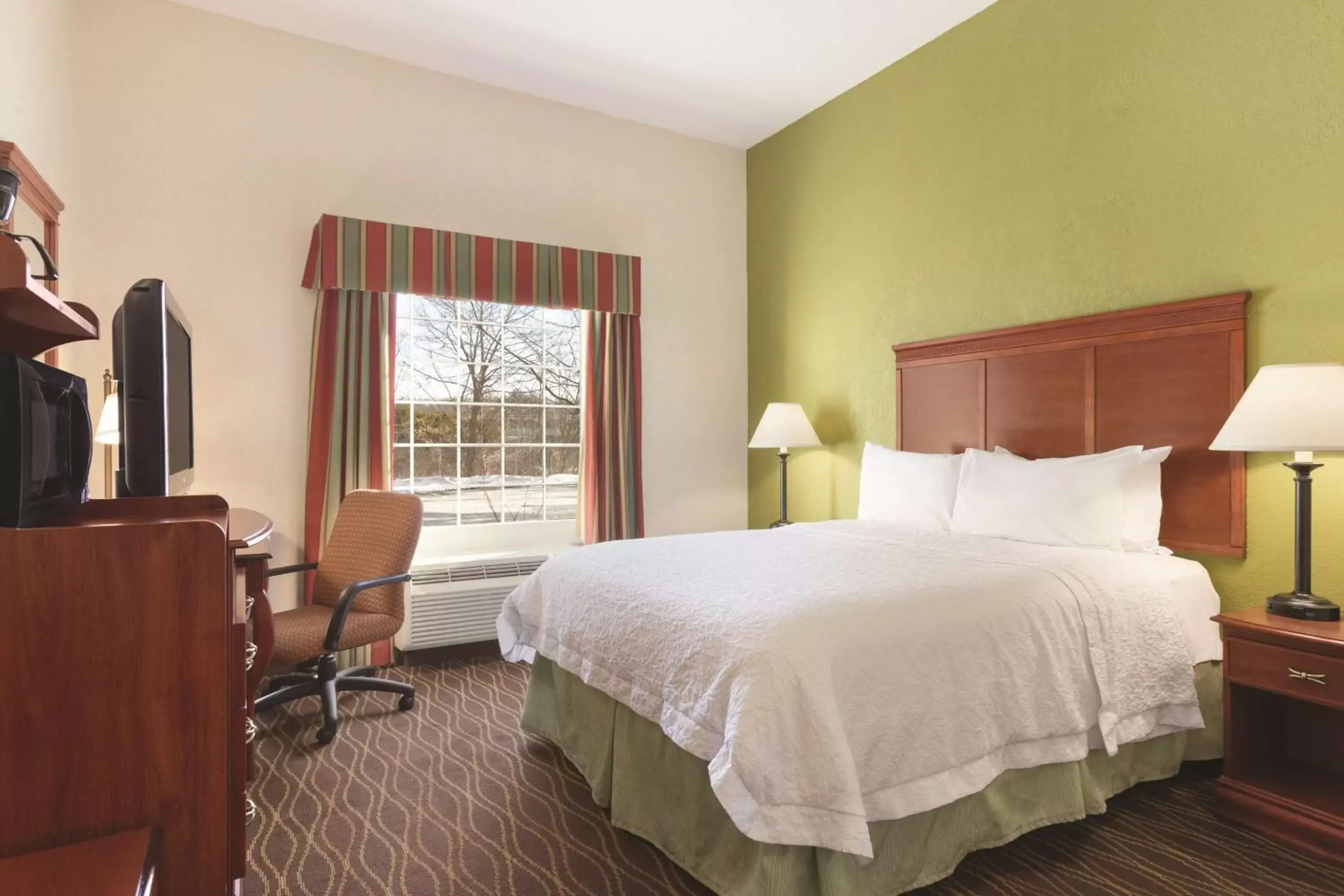 Bed in Hampton Inn & Suites Greenfield