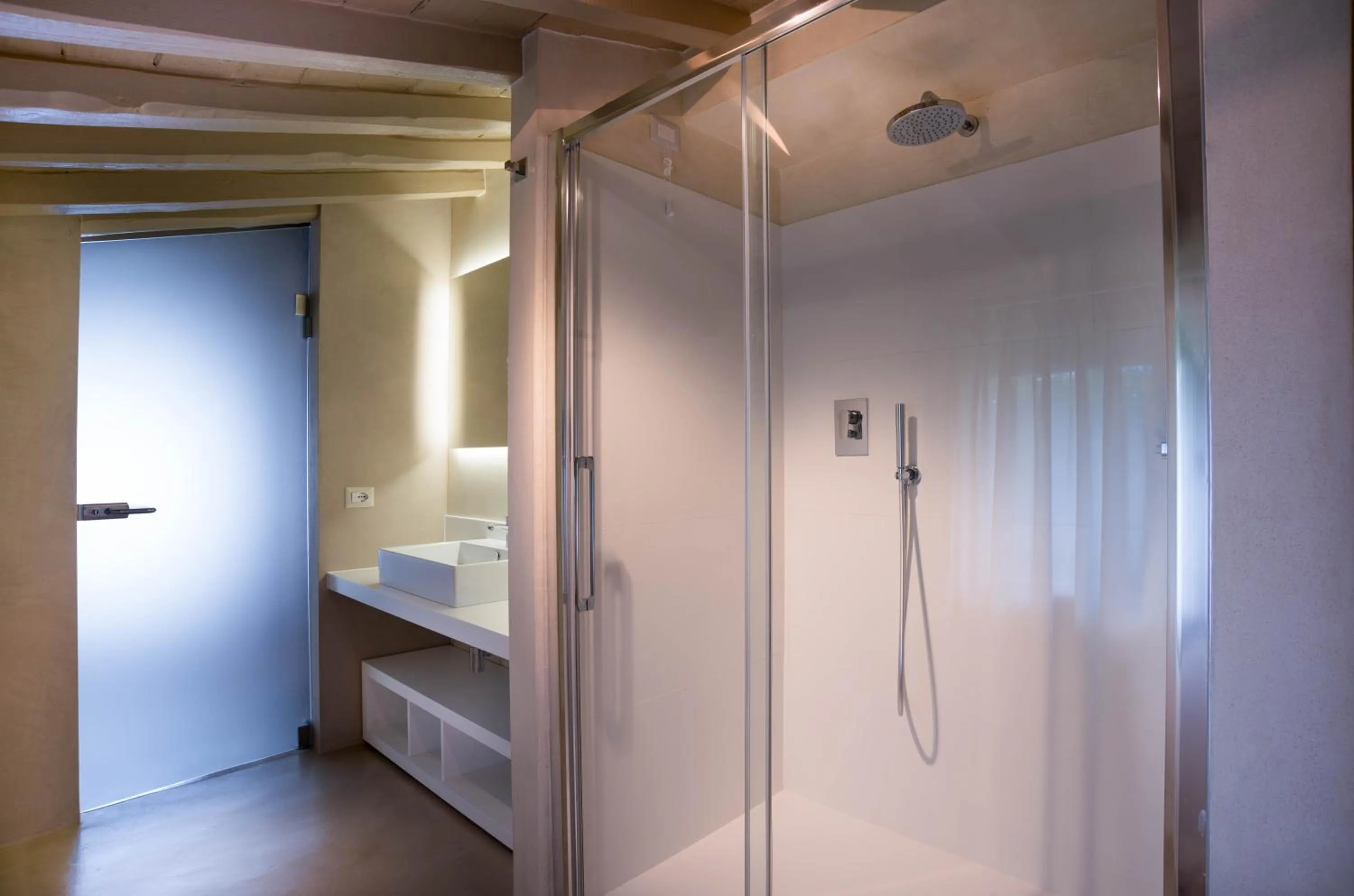 Shower, Bed in Le Silve di Armenzano