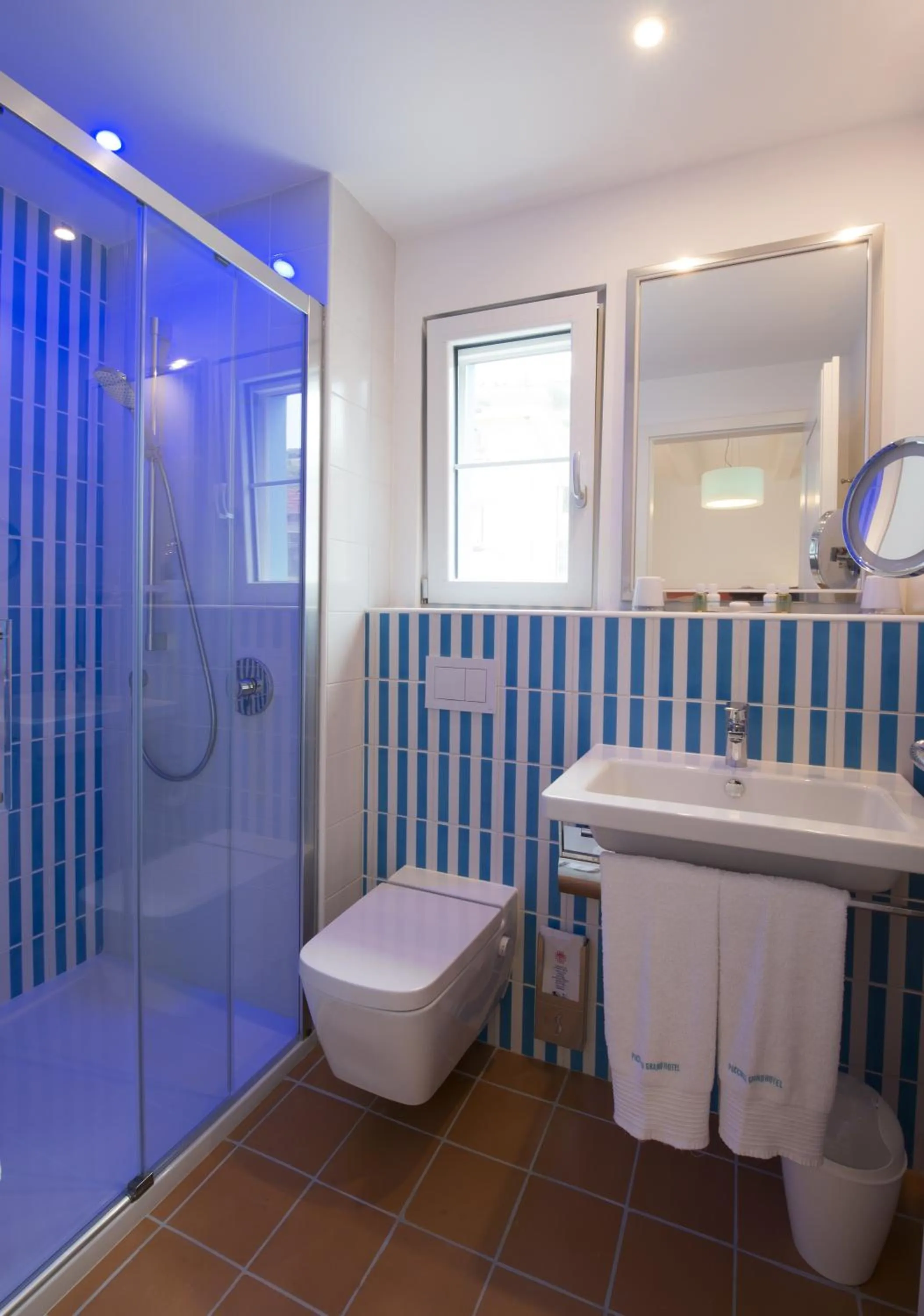 Shower in Piccolo Grand Hotel