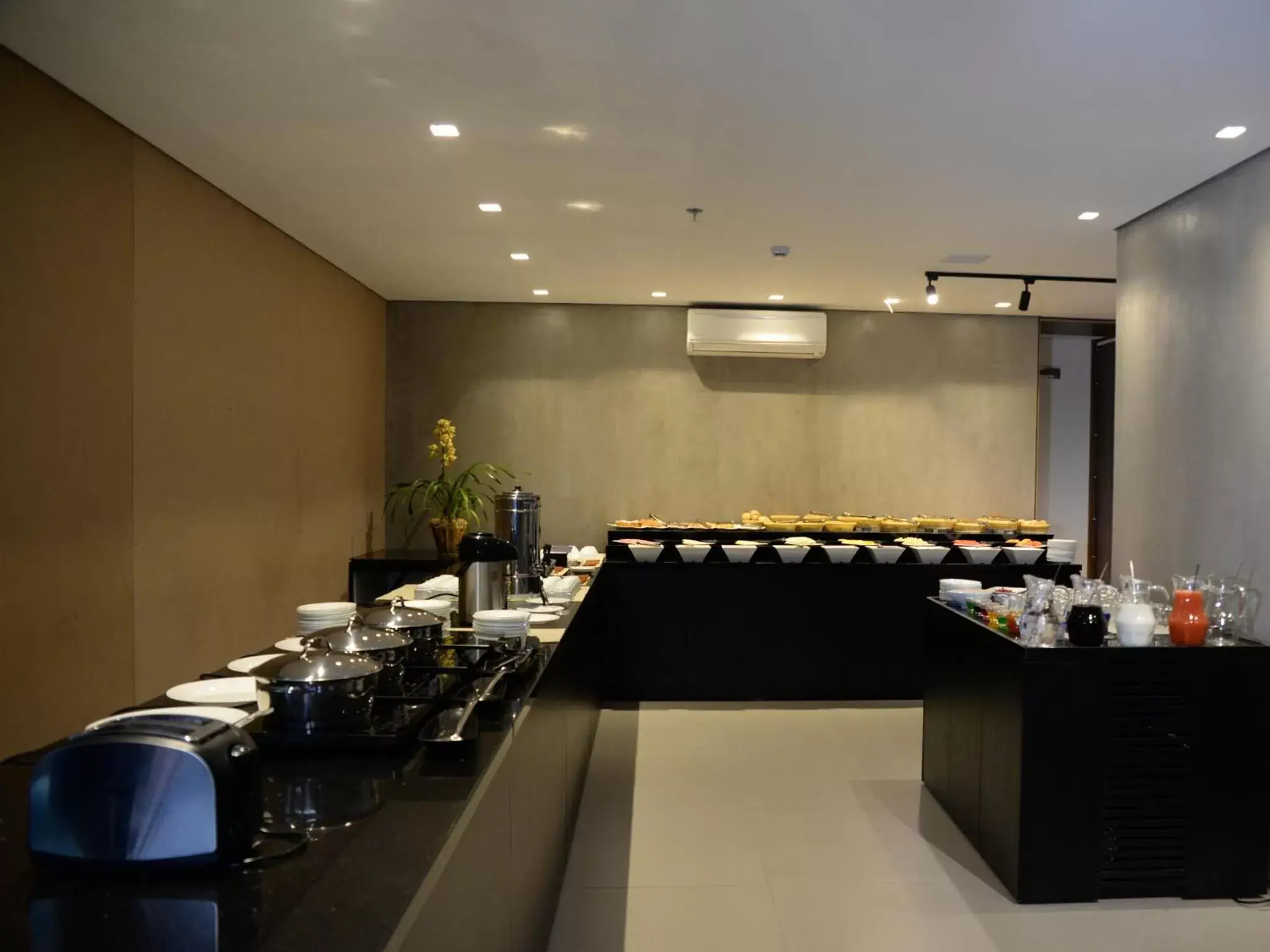 Buffet breakfast, Restaurant/Places to Eat in Dubai Suites