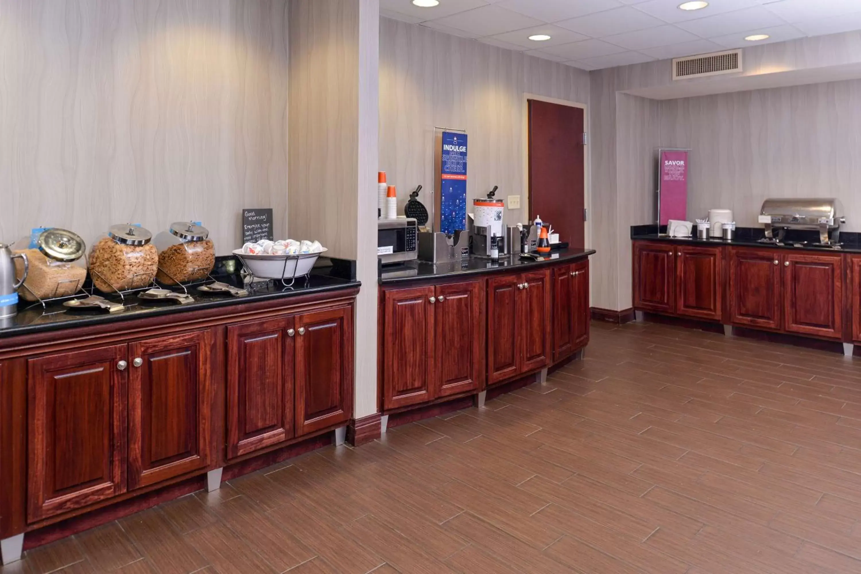 Restaurant/places to eat, Kitchen/Kitchenette in Hampton Inn & Suites Muncie