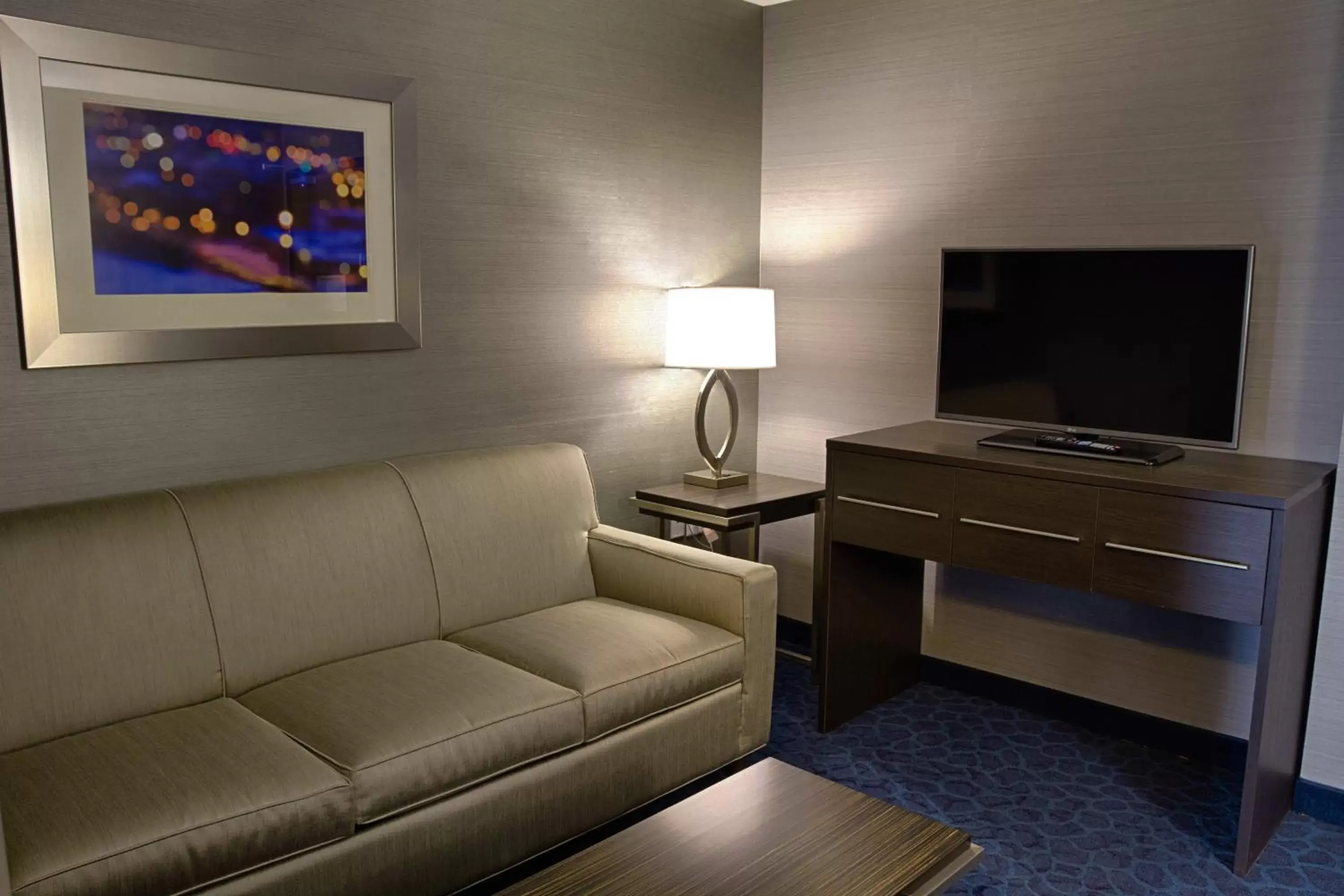 Photo of the whole room, TV/Entertainment Center in Holiday Inn Express Sidney, an IHG Hotel