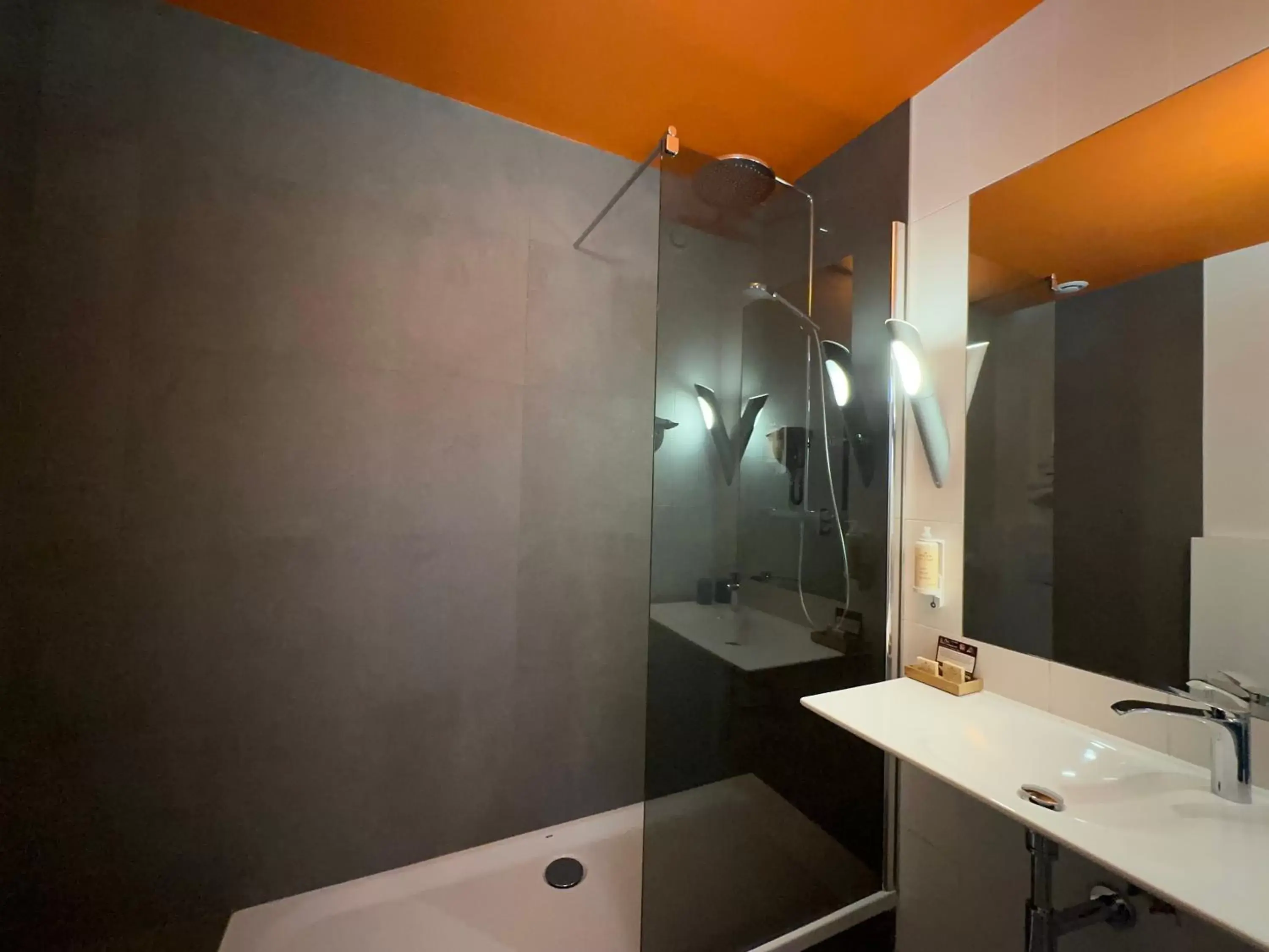 Bathroom in La Paix Hôtel Contemporain Brest centre ville