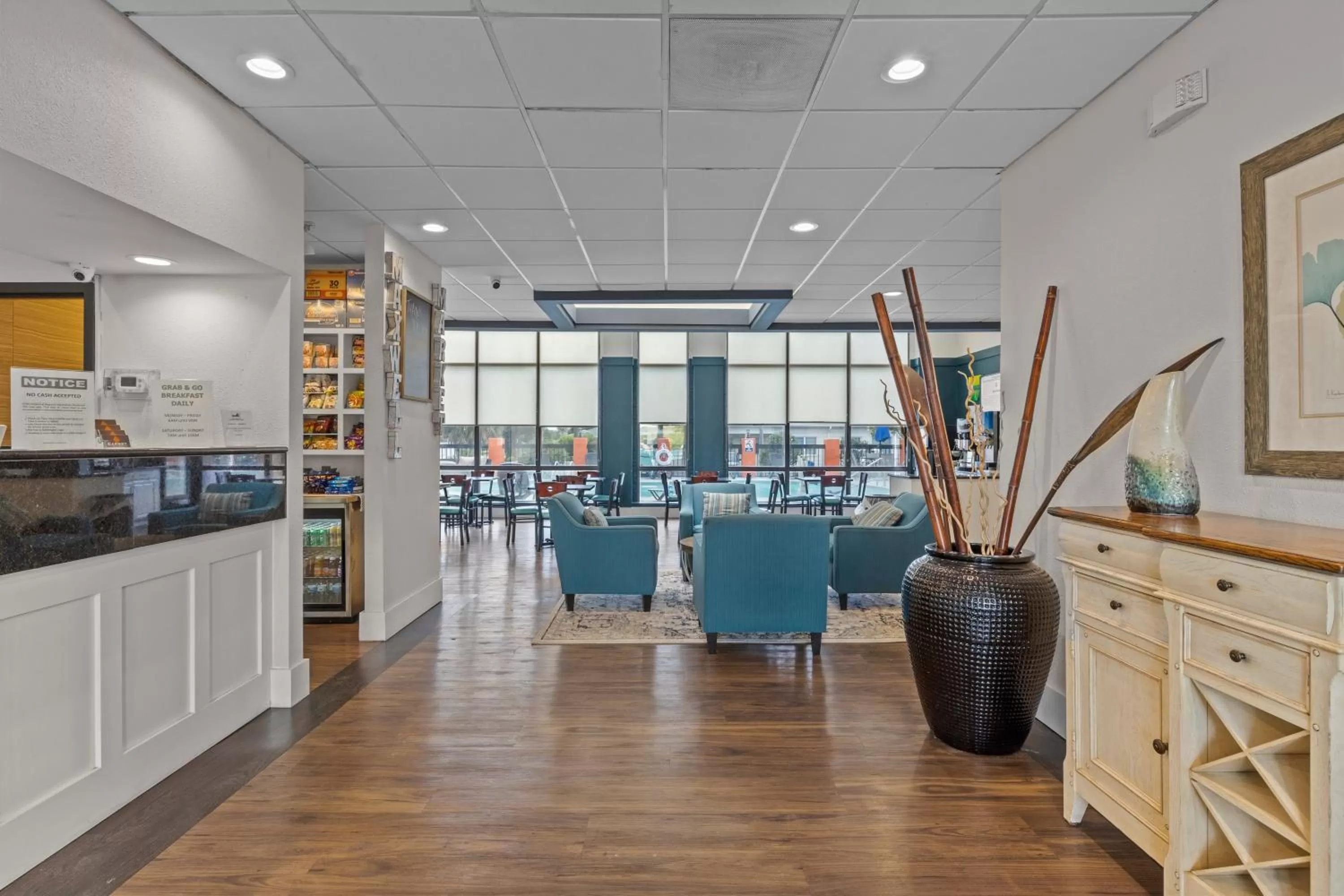 Seating area in Garnet Inn & Suites, Morehead City near Atlantic Beach