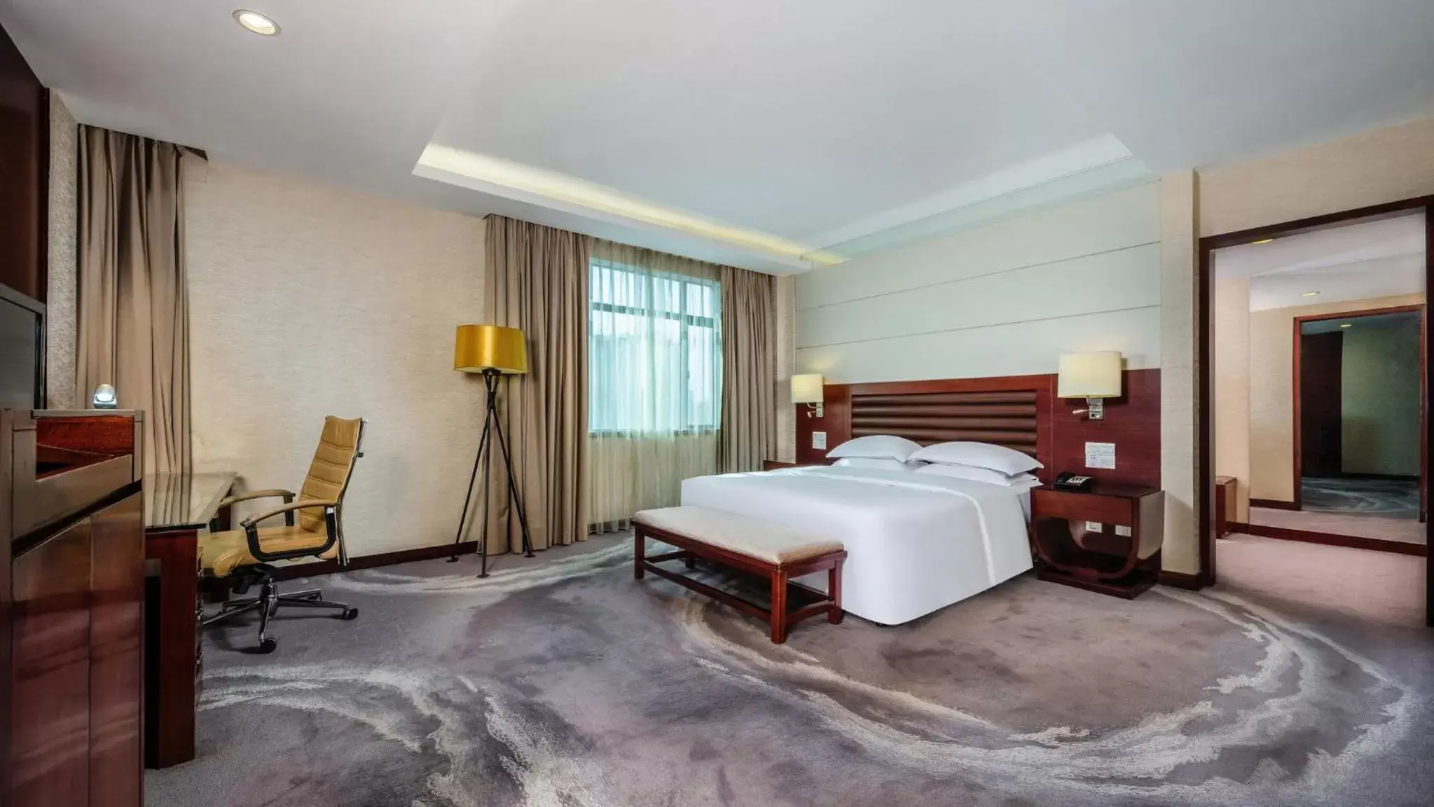 Photo of the whole room, Bed in Crowne Plaza Foshan, an IHG Hotel - Exclusive bus stations for HKSAR round-trips