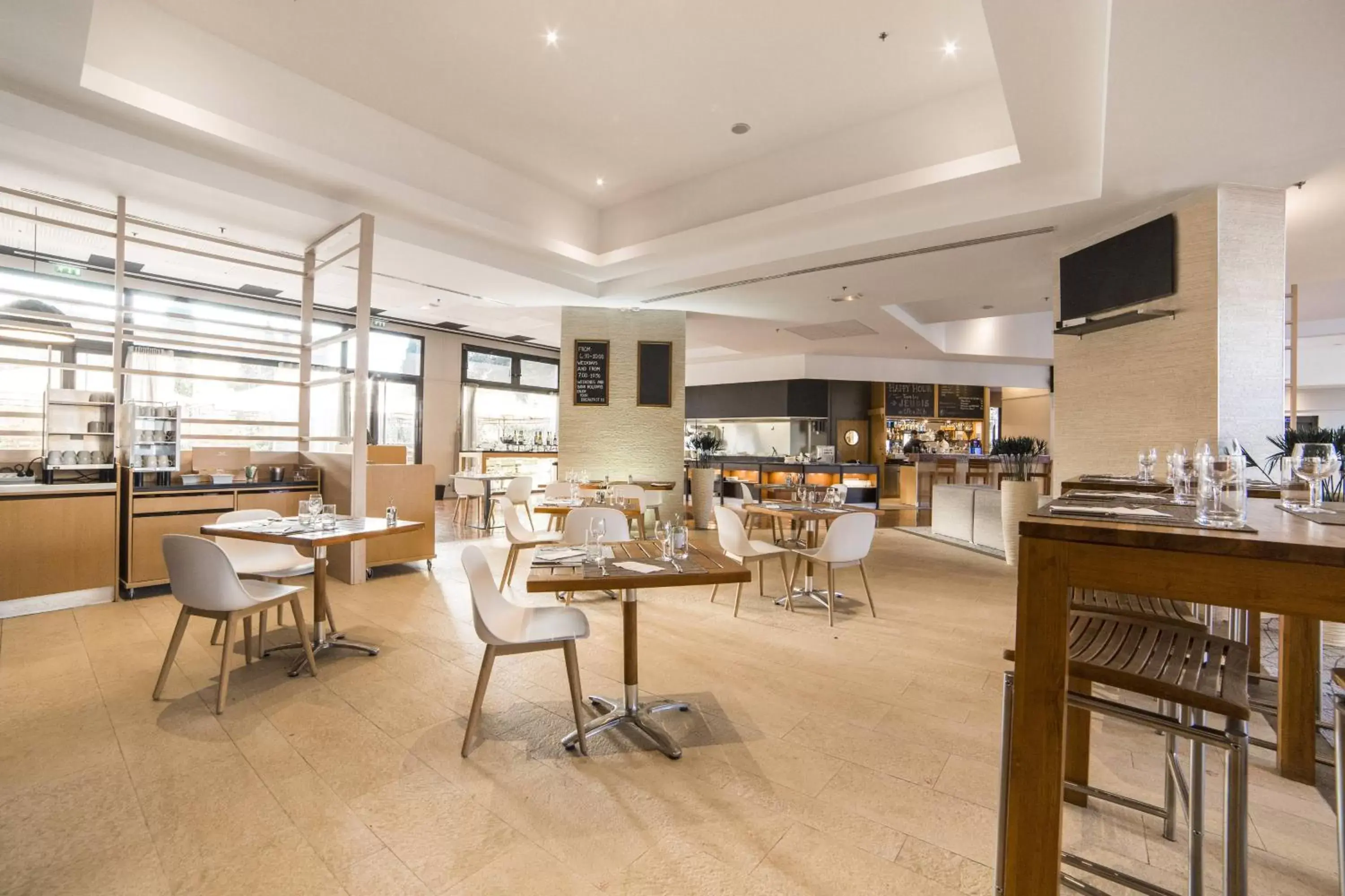 Restaurant/Places to Eat in Courtyard by Marriott Paris La Defense West - Colombes