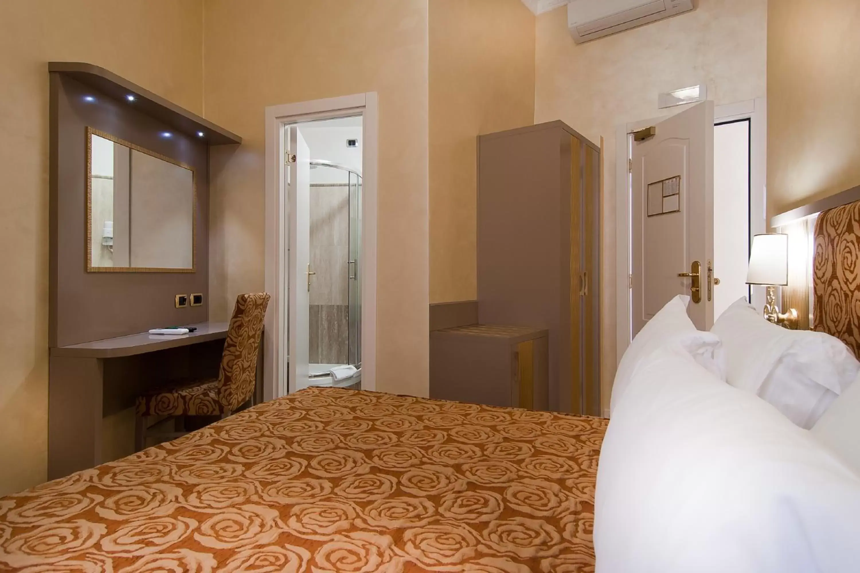 Bedroom, Bed in Hotel Fellini