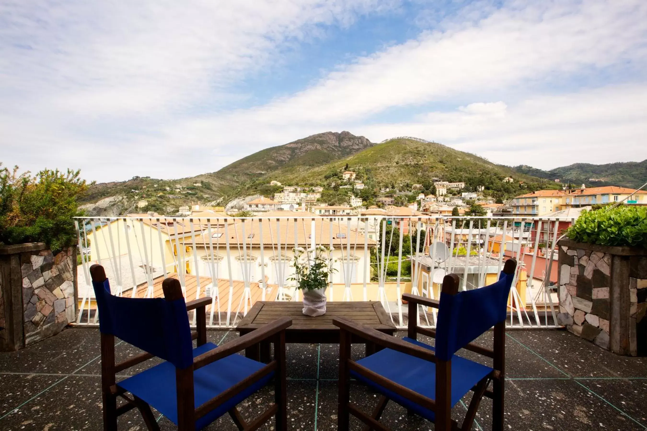 Balcony/Terrace, Mountain View in Hotel Garden