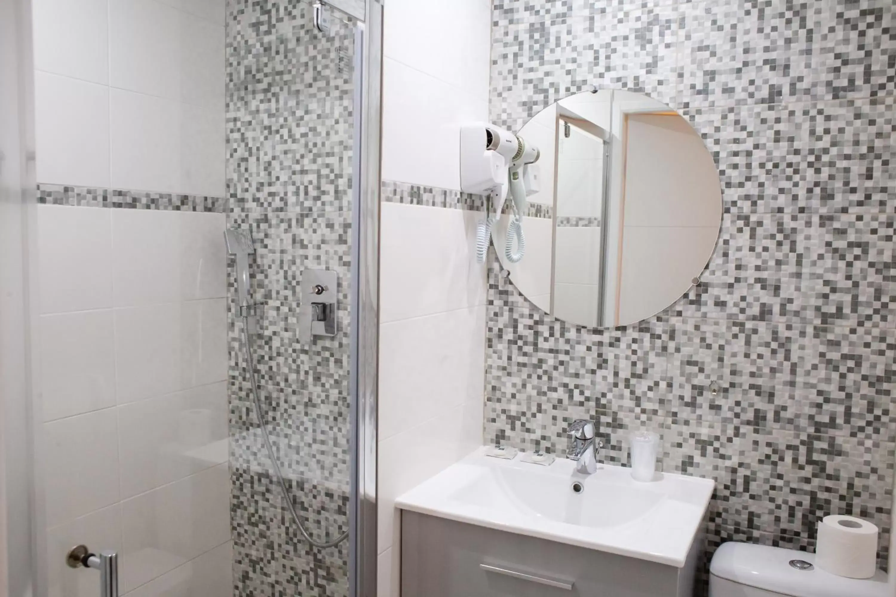 Bathroom in Hôtel des Arcades