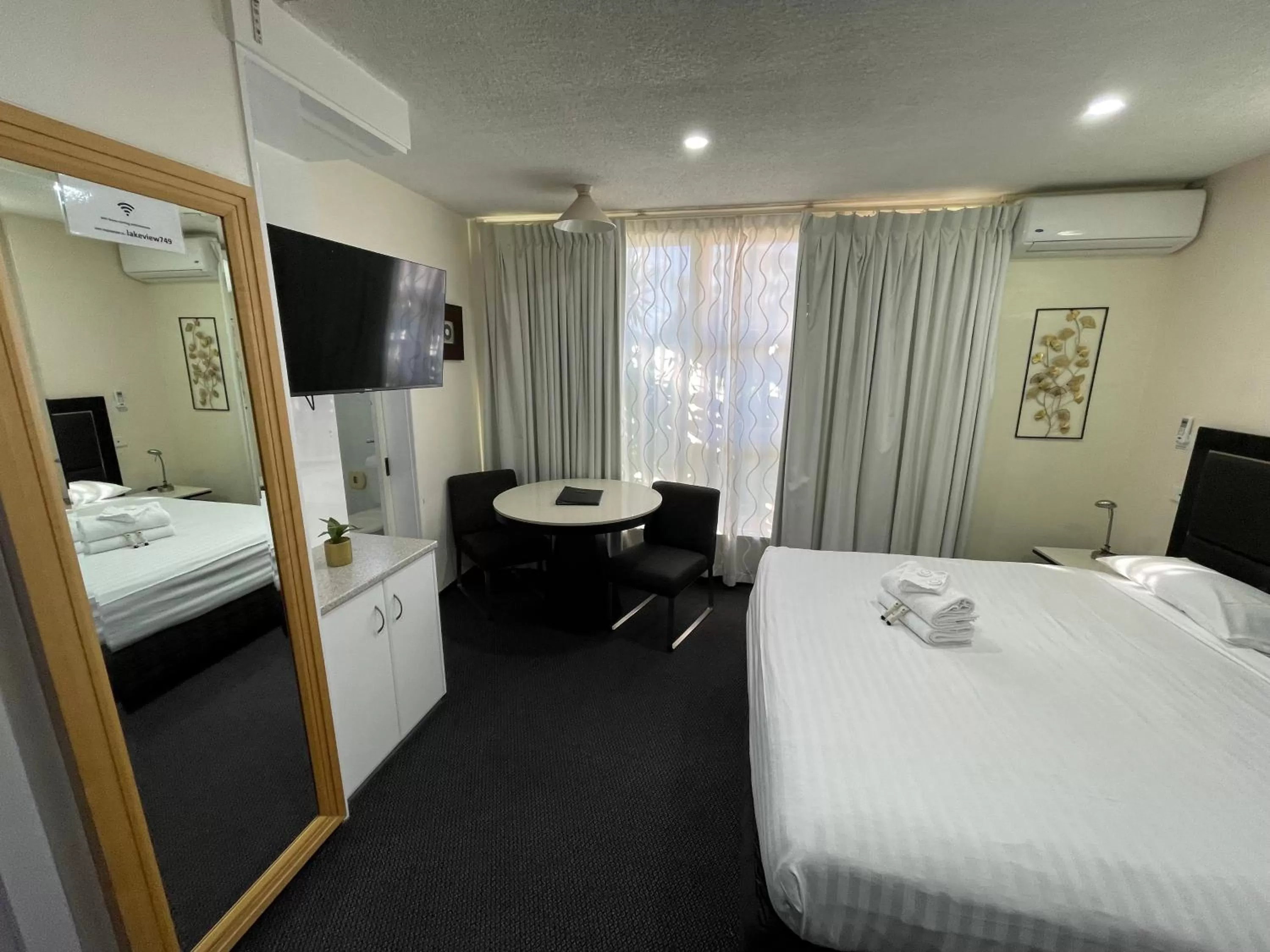 Bed in Lakeview Motor Inn