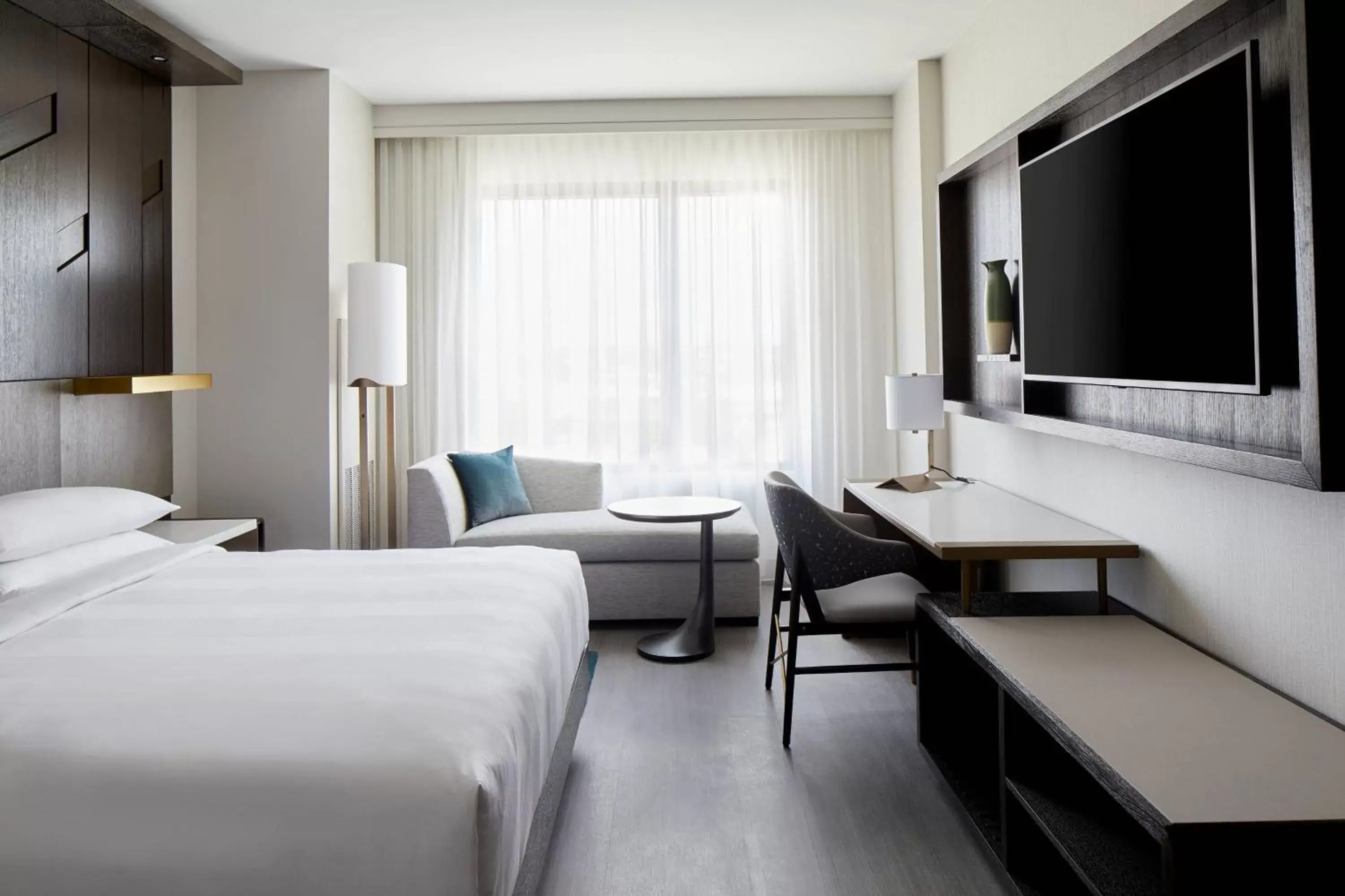 King Room with Adapted Tub - Mobility and Hearing Accessible in UNC Charlotte Marriott Hotel & Conference Center King Room with Adapted Tub - Mobility and Hearing Accessible in UNC Charlotte Marriott Hotel & Conference Center